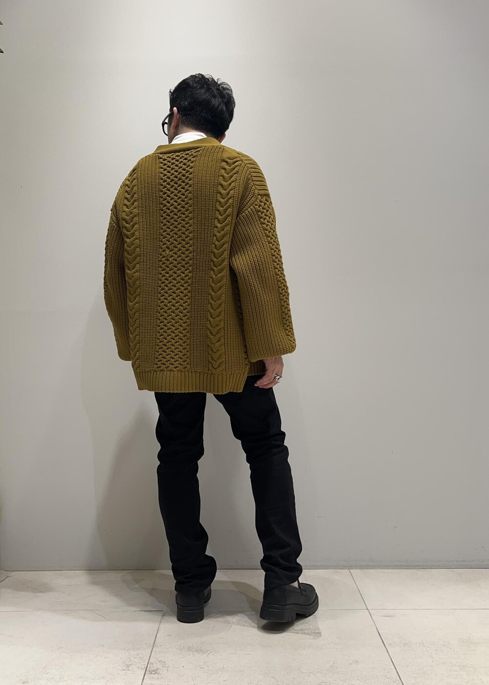 「ADAM ET ROPÉ、HOMME、UNISEX、骨格ストレート、イエベ、カジュアル、大人カジュアル、春コーデ、秋コーデ、春ファッション、秋ファッション、ニット、カーディガン」｜「ADAM ET ROPE'のボリューム ケーブル オーバーサイズ カーディガン / 超軽量 / ユニセックス（カーディガン/ボレロ、イエロー系）」を使った、Yuuki Mizさん（メンズ・165cm）の春コーディネートの2枚目の写真