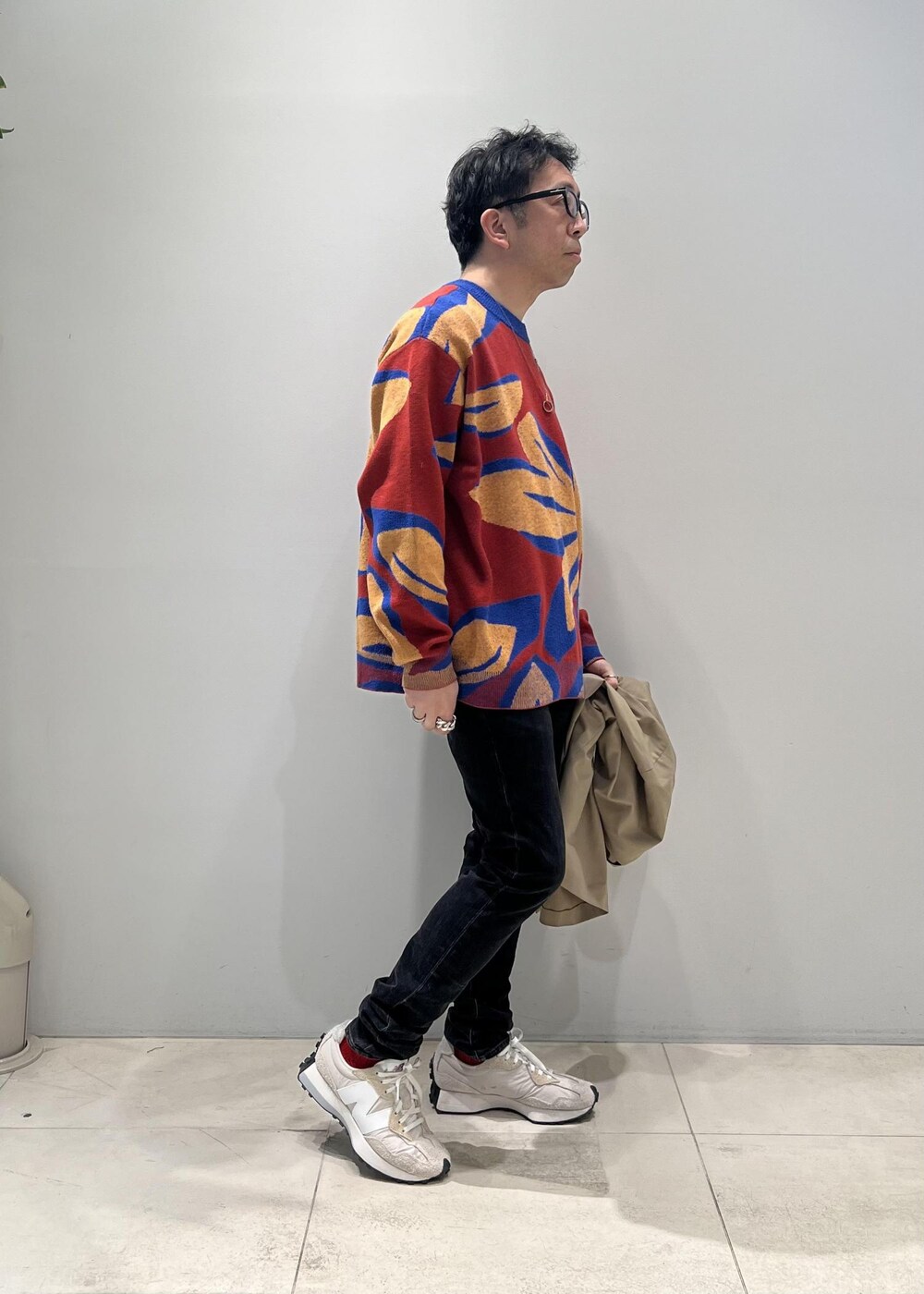 「ADAM ET ROPÉ、HOMME、UNISEX、骨格ストレート、イエベ、カジュアル、大人カジュアル、モード、春コーデ、春ファッション、ニット」｜「ADAM ET ROPE'のボタニカル バルキージャカード ルーズニット / UNISEX（ニット/セーター、レッド系）」を使った、Yuuki Mizさん（メンズ・165cm）の春コーディネートの2枚目の写真
