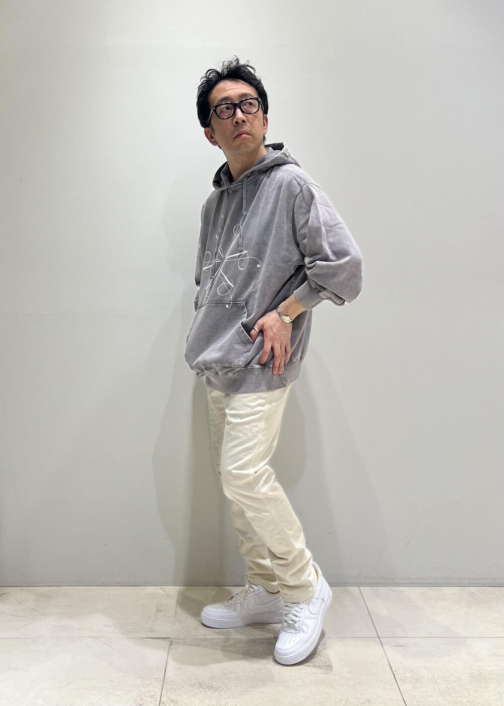 「ADAM ET ROPÉ、HOMME、UNISEX、骨格ストレート、イエベ、アウトドア、春、夏、春コーデ、夏コーデ、春ファッション、夏ファッション、ペールカラー、パーカー」｜「Gramicciの【別注】《WEB限定 GRAMICCI / グラミチ》NN PANTS / GARMENT DYE TIGHT FIT（その他パンツ、ホワイト系）」を使った、Yuuki Mizさん（メンズ・165cm）の春コーディネートの2枚目の写真