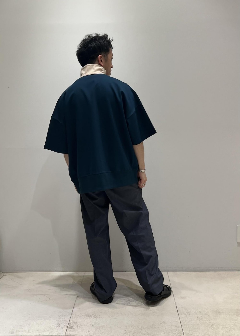 「ハーフジップ、ADAM ET ROPÉ、HOMME、UNISEX、骨格ストレート、イエベ、きれいめカジュアル、カジュアル、夏コーデ、夏ファッション、体型カバー、オーバーサイズ、ビッグシルエット、サンダル、ハイネック」｜「ADAM ET ROPE'の【cesse./セス】コンフォート ダブルモンク ストラップ カバード レザーサンダル / UNISEX（サンダル、ブラック系）」を使った、Yuuki Mizさん（メンズ・165cm）の春コーディネートの4枚目の写真
