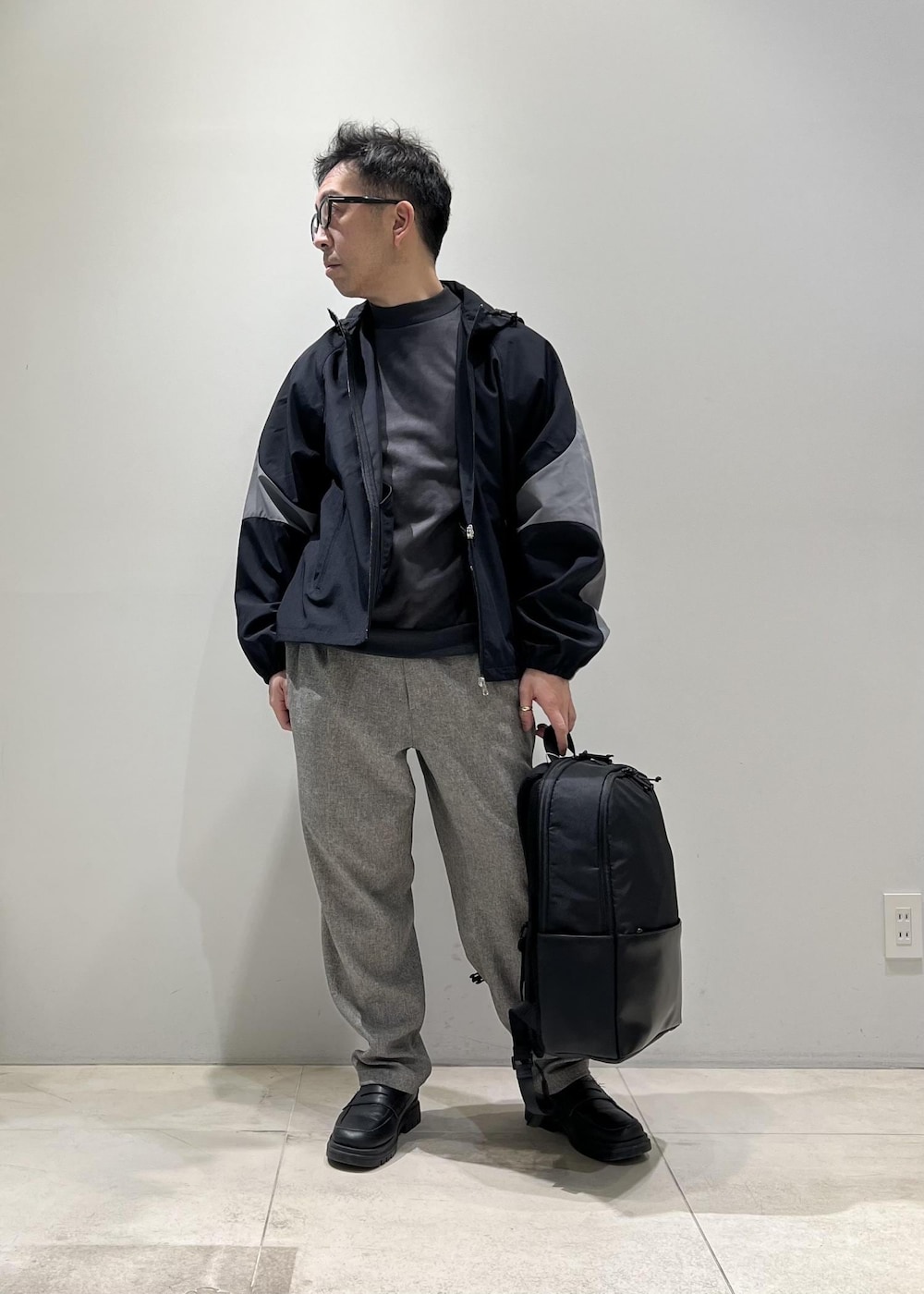 「ADAM ET ROPÉ、HOMME、UNISEX、骨格ストレート、イエベ、カジュアル、大人カジュアル、スポーティー、春コーデ、秋コーデ、春ファッション、秋ファッション、アウター、ジャケット、ブルゾン」｜「ADAM ET ROPE'の【CESSE】スクラップレザーボリュームソールローファー/リサイクルレザー/ユニセックス（ローファー、ブラック系）」を使った、Yuuki Mizさん（メンズ・165cm）の冬コーディネートの5枚目の写真