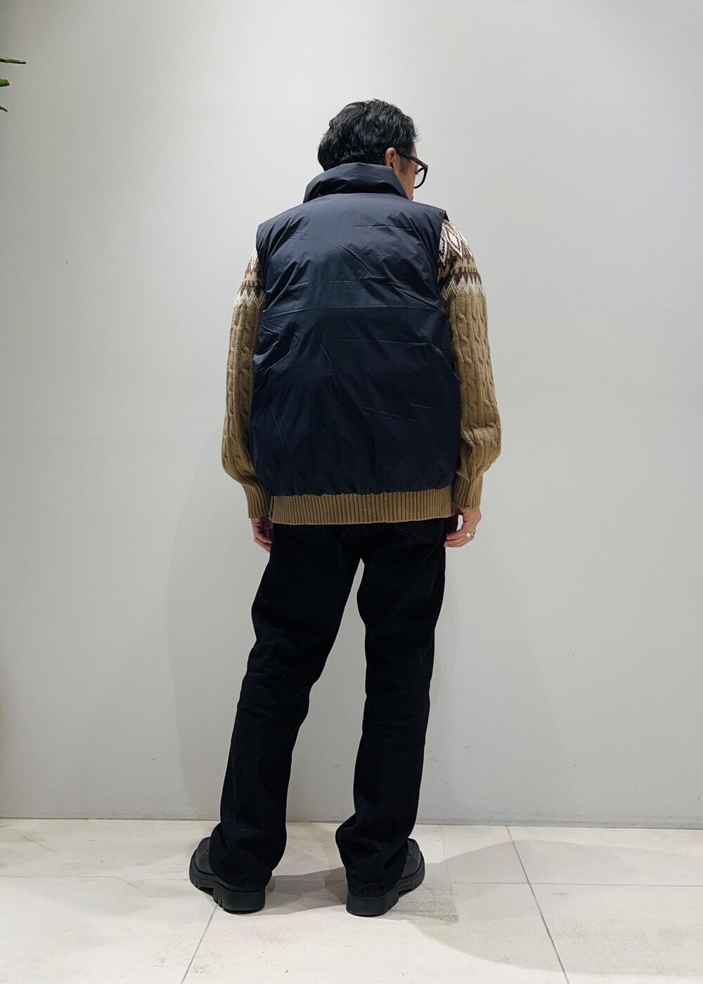 「クリスマス、クリスマスコーデ、クリスマスデート、SNaPMeAward23w、ジャケット、ブルゾン、ニット、ADAM ET ROPÉ、HOMME、UNISEX、骨格ストレート、イエベ、アウトドア、秋ファッション、冬ファッション」｜「ADAM ET ROPE'の【コットンUSA】デニム センタークリース スラックス / サステナブル / セットアップ対応（デニムパンツ、ブラック系）」を使った、Yuuki Mizさん（メンズ・165cm）の冬コーディネートの3枚目の写真