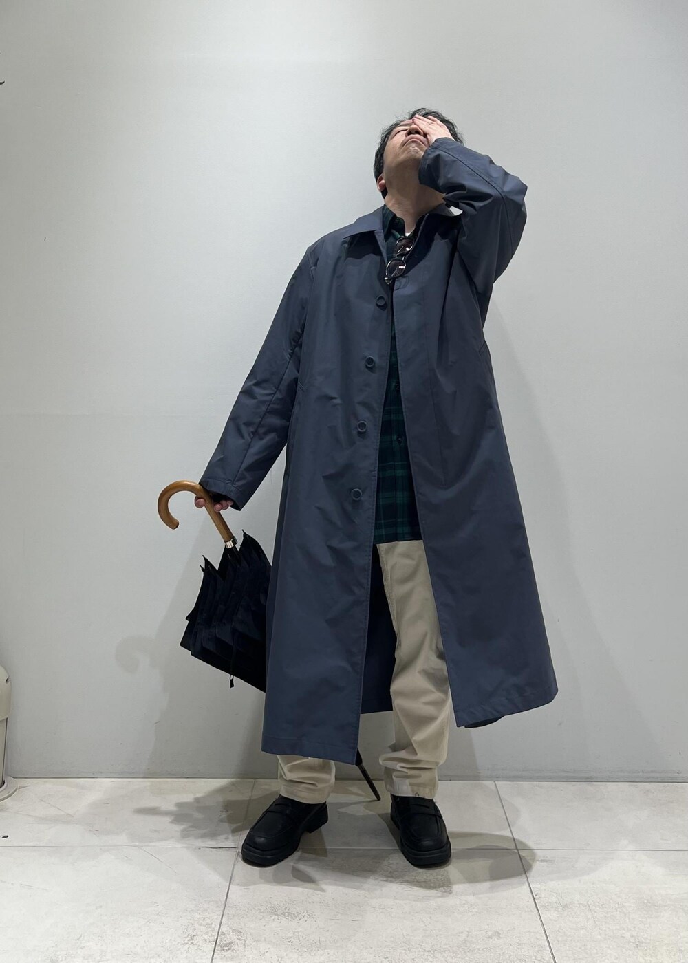 「ADAM ET ROPÉ、HOMME、UNISEX、骨格ストレート、イエベ、春コーデ、春ファッション、シャツ、アウター、コート」｜「Gramicciの【別注】《WEB限定 GRAMICCI / グラミチ》NN PANTS / GARMENT DYE TIGHT FIT（その他パンツ、ホワイト系）」を使った、Yuuki Mizさん（メンズ・165cm）の春コーディネートの2枚目の写真