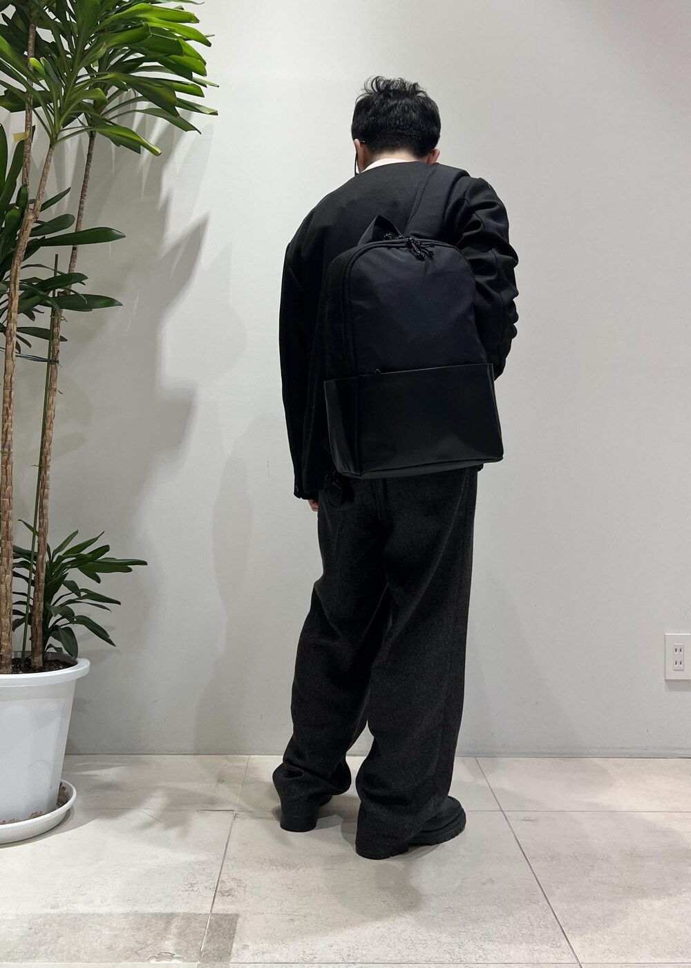 「ADAM ET ROPÉ、HOMME、UNISEX、骨格ストレート、イエベ、きれいめ、きれいめカジュアル、大人カジュアル、春コーデ、秋コーデ、春ファッション、秋ファッション、ジャケット、スラックスパンツ」｜「ADAM ET ROPE'の【CESSE】スクラップレザーボリュームソールローファー/リサイクルレザー/ユニセックス（ローファー、ブラック系）」を使った、Yuuki Mizさん（メンズ・165cm）の冬コーディネートの5枚目の写真