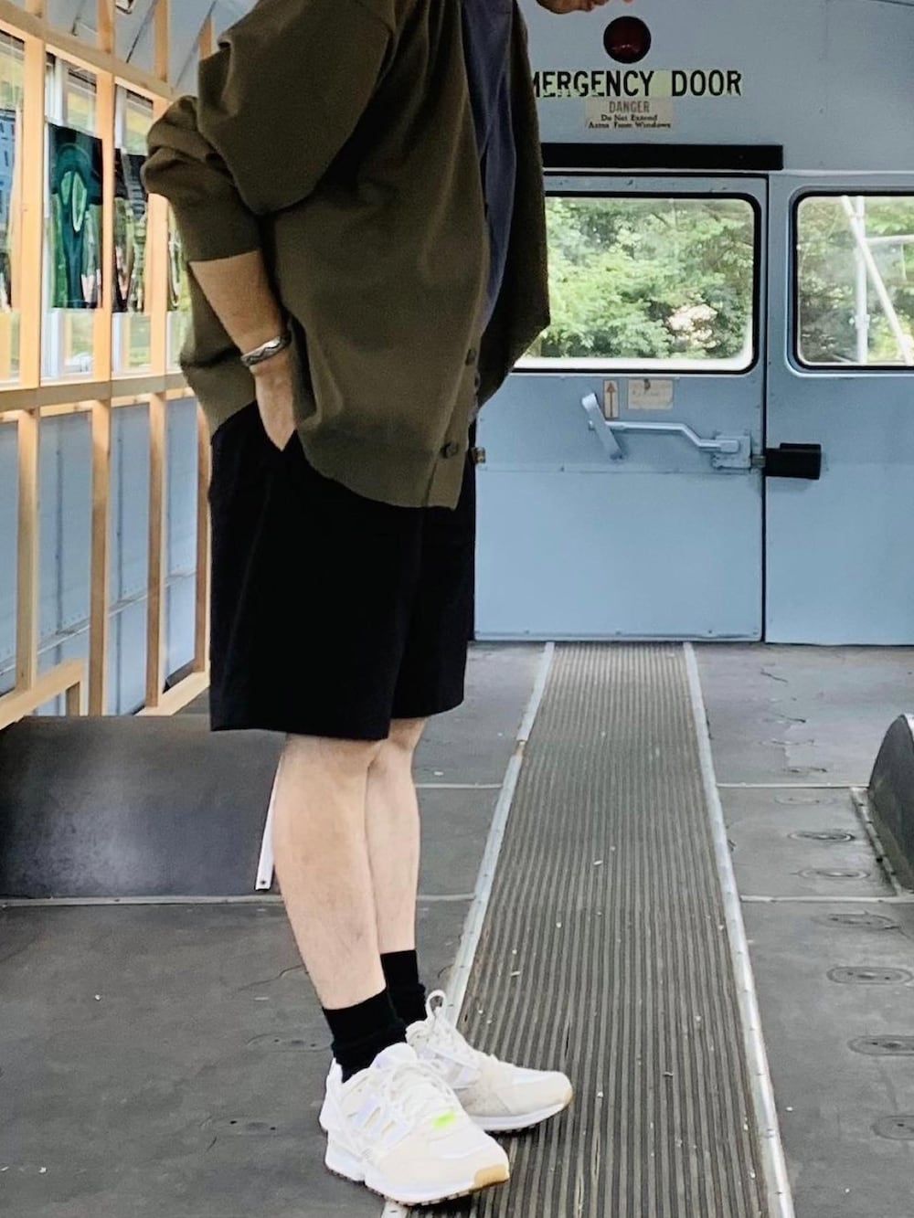 「夏、シンプルスタイル、カジュアル、おしゃれさんと繋がりたい、ショートパンツ、スニーカー、秋コーデ」｜「adidasのアイテム（スニーカー、ホワイト系）」を使った、Yuuki Mizさん（メンズ・165cm）の夏コーディネートの2枚目の写真