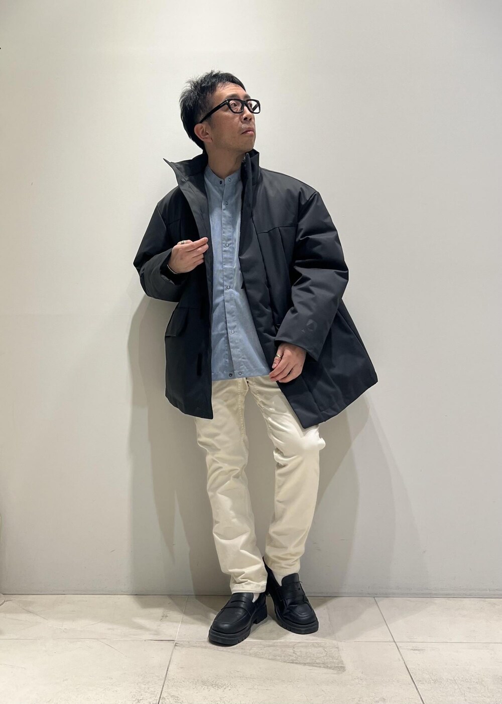 「ADAM ET ROPÉ、HOMME、UNISEX、骨格ストレート、イエベ、カジュアル、大人カジュアル、春コーデ、冬コーデ、春ファッション、冬ファッション、オーバーサイズ、コート、メガネ」｜「ADAM ET ROPE'の【CESSE】スクラップレザーボリュームソールローファー/リサイクルレザー/ユニセックス（ローファー、ブラック系）」を使った、Yuuki Mizさん（メンズ・165cm）の冬コーディネートの5枚目の写真
