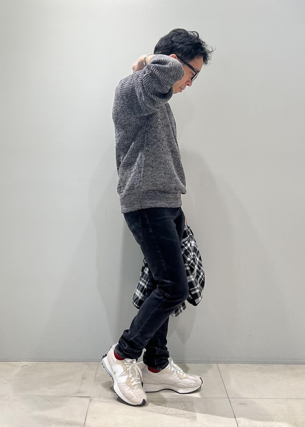 「ADAM ET ROPÉ、HOMME、UNISEX、骨格ストレート、イエベ、春コーデ、夏コーデ、春ファッション、夏ファッション、オーバーサイズ、ビッグシルエット、ニット」｜「ADAM ET ROPE'のコットンリネン メランジ ニット プルオーバー / 3シーズン着用可能（ニット/セーター、ブラック系）」を使った、Yuuki Mizさん（メンズ・165cm）の春コーディネートの10枚目の写真