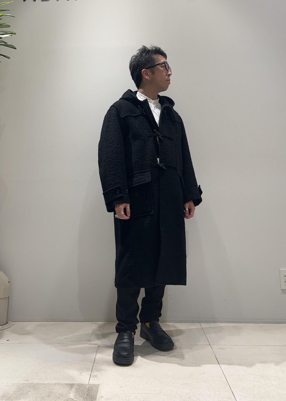 「ダッフルコート、ADAM ET ROPÉ、HOMME、UNISEX、骨格ストレート、イエベ、きれいめ、きれいめカジュアル、モノトーン、シャツ、コート」｜「ADAM ET ROPE'の【CESSE】スクラップレザーボリュームソールローファー/リサイクルレザー/ユニセックス（ローファー、ブラック系）」を使った、Yuuki Mizさん（メンズ・165cm）の冬コーディネートの5枚目の写真