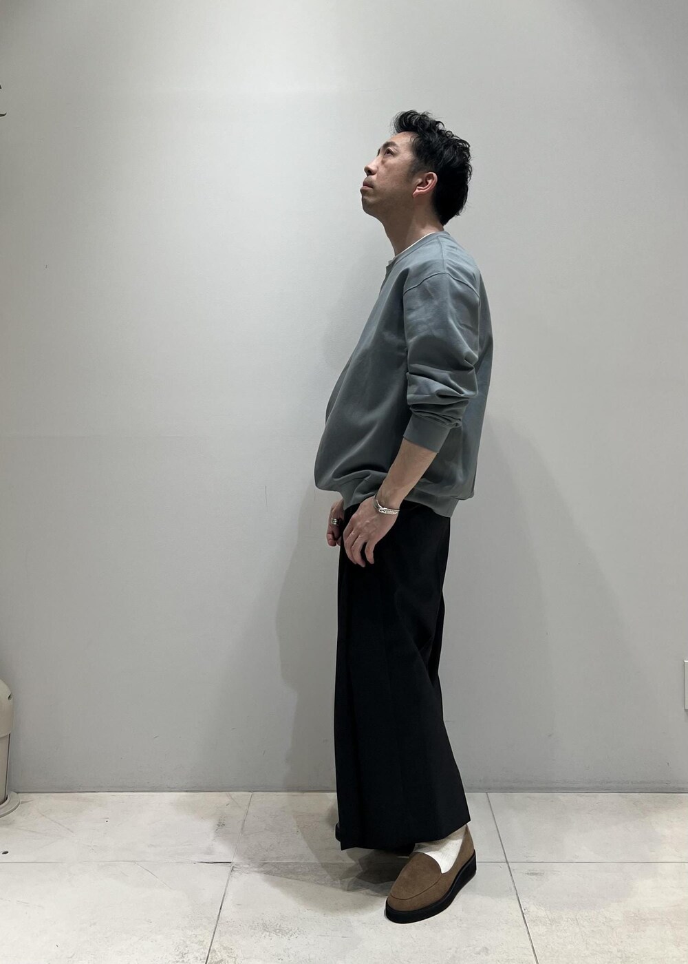 「コート、ADAM ET ROPÉ、HOMME、UNISEX、骨格ストレート、イエベ、きれいめ、きれいめカジュアル、春コーデ、秋コーデ、春ファッション、秋ファッション、アウター」｜「ADAM ET ROPE'の撥水 高密度ウェザー ステンカラー オーバー コート / ロングシーズン着用可能 / ユニセックス（ステンカラーコート、グリーン系）」を使った、Yuuki Mizさん（メンズ・165cm）の春コーディネートの5枚目の写真