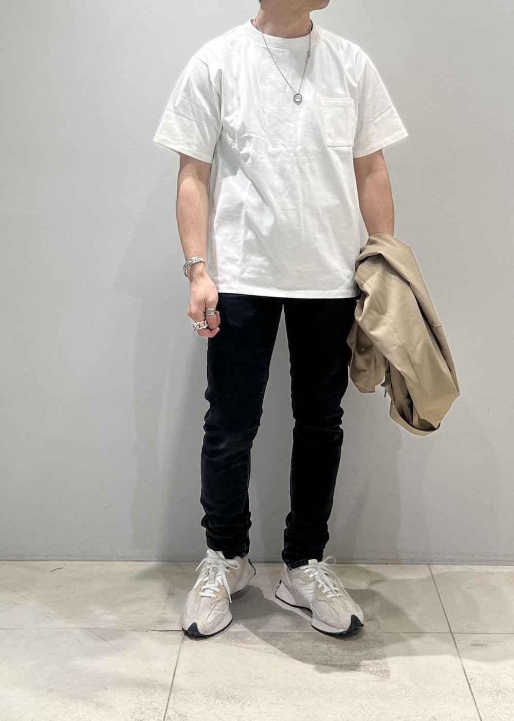 「ADAM ET ROPÉ、HOMME、UNISEX、骨格ストレート、イエベ、通勤、春コーデ、夏コーデ、春ファッション、夏ファッション、Tシャツ、ジャケット」｜「ADAM ET ROPE'のカバロス スエット ガード ベーシック ポケット Tシャツ / 汗染み防止（Tシャツ/カットソー、ホワイト系）」を使った、Yuuki Mizさん（メンズ・165cm）の春コーディネートの2枚目の写真