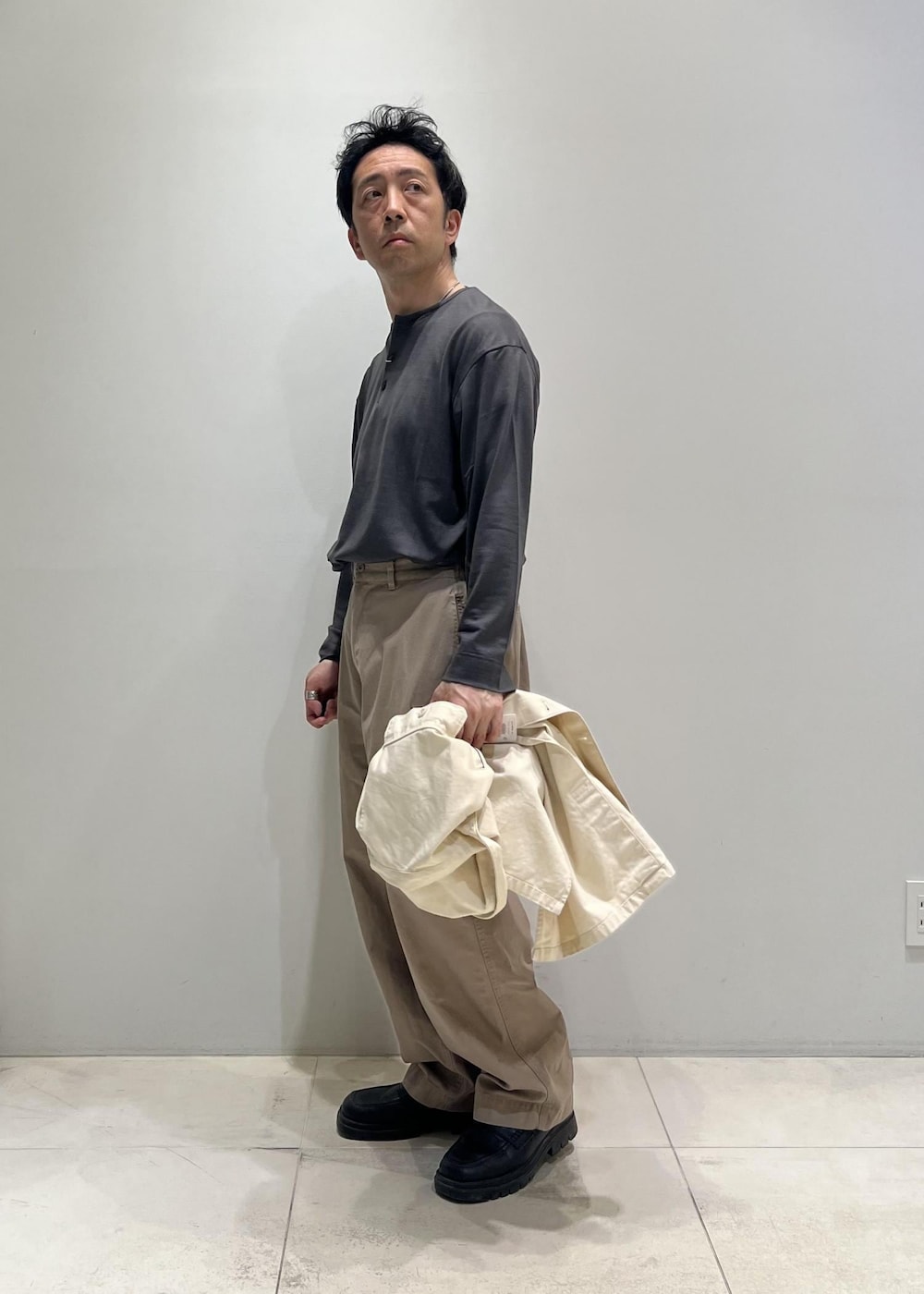 「ADAM ET ROPÉ、HOMME、骨格ストレート、イエベ、春コーデ、夏コーデ、春ファッション、夏ファッション、ビッグシルエット」｜「ADAM ET ROPE'のウール天竺 ヘンリーネック ロングスリーブ / ロングシーズン着用可能（Tシャツ/カットソー、グレー系）」を使った、Yuuki Mizさん（メンズ・165cm）の春コーディネートの4枚目の写真