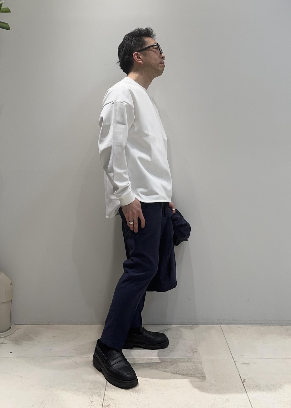 「ADAM ET ROPÉ、HOMME、UNISEX、骨格ストレート、イエベ、きれいめ、きれいめカジュアル、セットアップ、セットアイテム、SETアイテム、春コーデ、春ファッション、23SS春の新作、接触冷感、吸水速乾」｜「ADAM ET ROPE'のポンチ ドロップショルダー キックバック ロングスリーブTee / 高機能ストレッチ / ロングシーズン着用可能（Tシャツ/カットソー、ホワイト系）」を使った、Yuuki Mizさん（メンズ・165cm）の春コーディネートの8枚目の写真