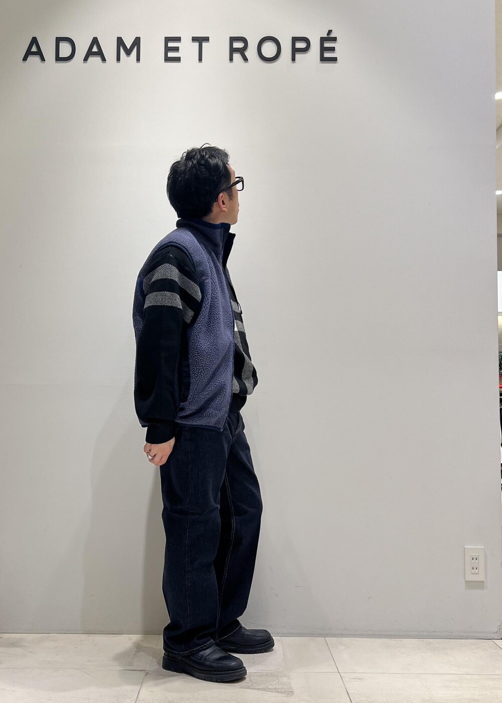 「ADAM ET ROPÉ、HOMME、UNISEX、骨格ストレート、イエベ、カジュアル、大人カジュアル、春コーデ、秋コーデ、春ファッション、秋ファッション、ベスト、デニムパンツ」|「ADAM ET ROPE'の【コットンUSA】デニム センタークリース スラックス/サステナブル/セットアップ対応(デニムパンツ、ブルー系)」を使った、Yuuki Mizさん(メンズ・165cm)の冬コーディネートの7枚目の写真