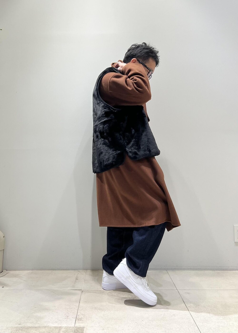 「ADAM ET ROPÉ、HOMME、UNISEX、骨格ストレート、イエベ、秋コーデ、冬コーデ、秋ファッション、冬ファッション、コート、デニムパンツ、メガネ」｜「Levi'sの【Levi's(R) for BIOTOP】568 STAY LOOSE / UNISEX（デニムパンツ、ブルー系）」を使った、Yuuki Mizさん（メンズ・165cm）の冬コーディネートの3枚目の写真