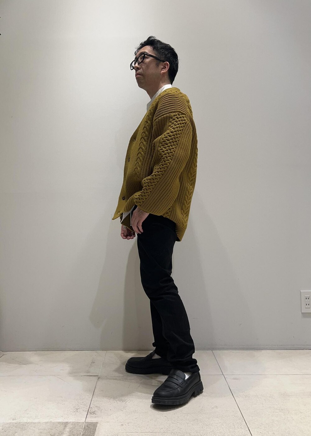 「ADAM ET ROPÉ、HOMME、UNISEX、骨格ストレート、イエベ、カジュアル、大人カジュアル、春コーデ、秋コーデ、春ファッション、秋ファッション、ニット、カーディガン」｜「ADAM ET ROPE'のボリューム ケーブル オーバーサイズ カーディガン / 超軽量 / ユニセックス（カーディガン/ボレロ、イエロー系）」を使った、Yuuki Mizさん（メンズ・165cm）の春コーディネートの3枚目の写真