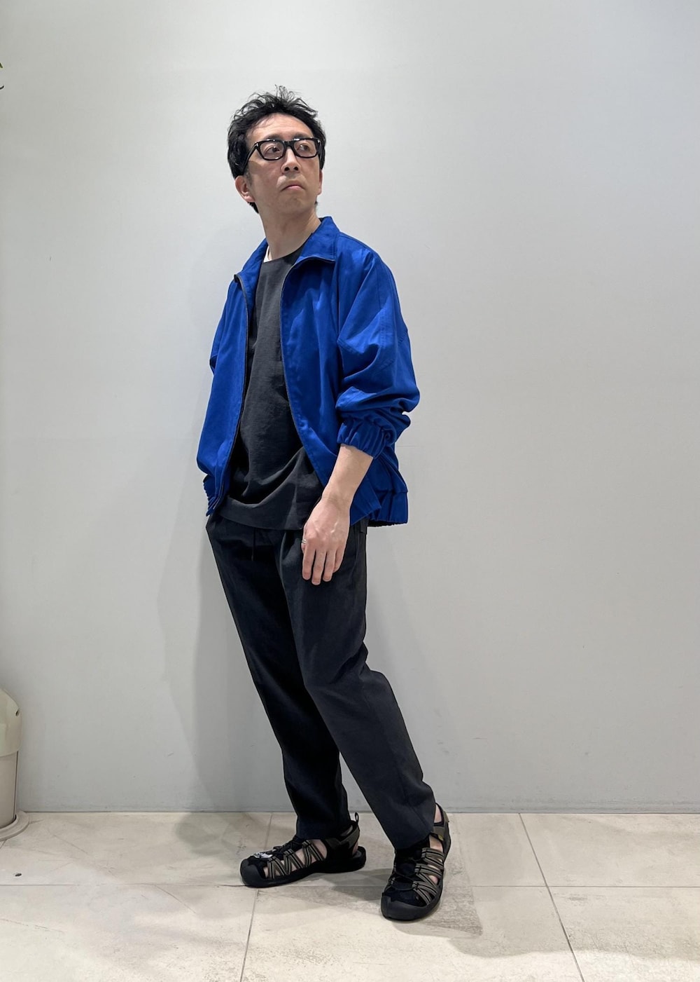 「ADAM ET ROPÉ、HOMME、UNISEX、サステナブル、骨格ストレート、イエベ、きれいめカジュアル、大人カジュアル、セットアップ、セットアイテム、春コーデ、夏コーデ、春ファッション、夏ファッション、接触冷感」｜「ADAM ET ROPE'の《今だけのSPECIAL PRICE!!》【洗えるセットアップ】RIRANCHA Tシャツ & イージーパンツ /吸水速乾 / 接触冷感 / ユニセックス（セットアップ、グリーン系）」を使った、Yuuki Mizさん（メンズ・165cm）の春コーディネートの7枚目の写真