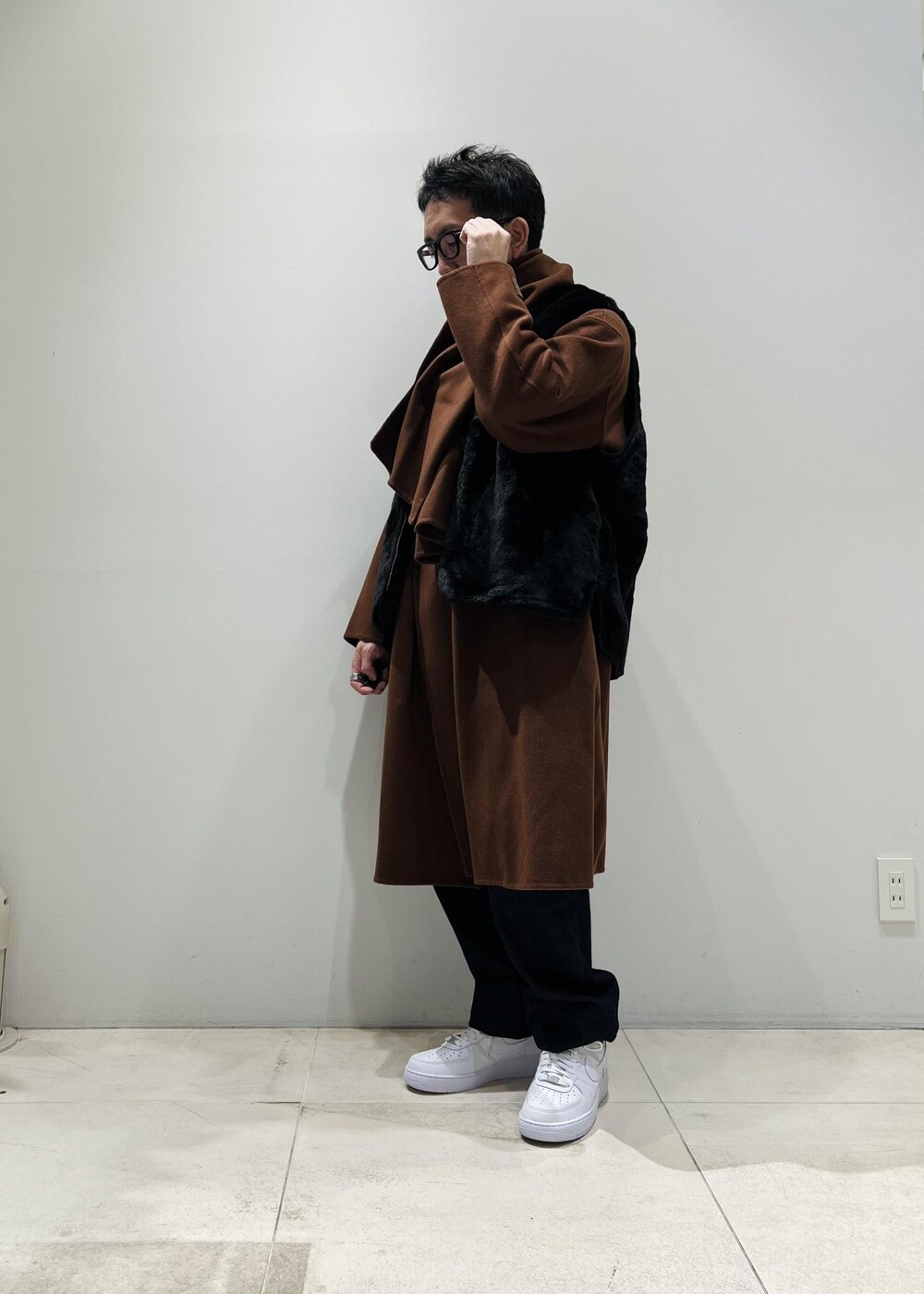 「ADAM ET ROPÉ、HOMME、UNISEX、骨格ストレート、イエベ、秋コーデ、冬コーデ、秋ファッション、冬ファッション、コート、デニムパンツ、メガネ」｜「Levi'sの【Levi's(R) for BIOTOP】568 STAY LOOSE / UNISEX（デニムパンツ、ブルー系）」を使った、Yuuki Mizさん（メンズ・165cm）の冬コーディネートの4枚目の写真