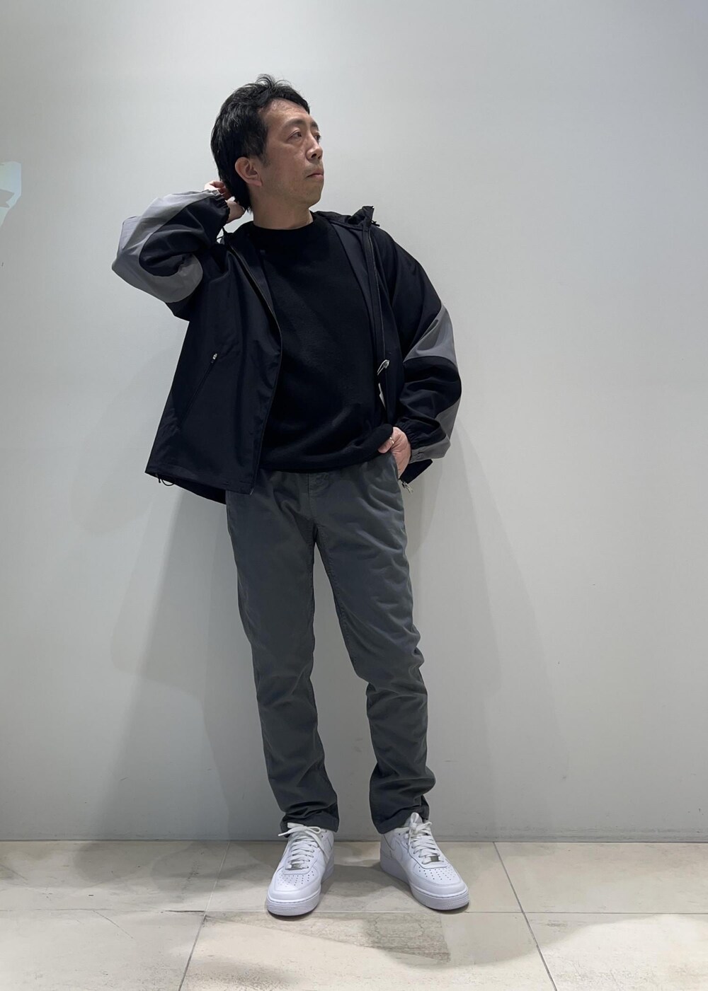 「ADAM ET ROPÉ、HOMME、UNISEX、骨格ストレート、イエベ、カジュアル、大人カジュアル、スポーティー、春コーデ、秋コーデ、春ファッション、秋ファッション、パーカー、ジャケット」｜「ADAM ET ROPE'の【NIKKE/ニッケ】撥水タフタ オーバーサイズ フーディ ブルゾン（ブルゾン、ブルー系）」を使った、Yuuki Mizさん（メンズ・165cm）の春コーディネートの4枚目の写真