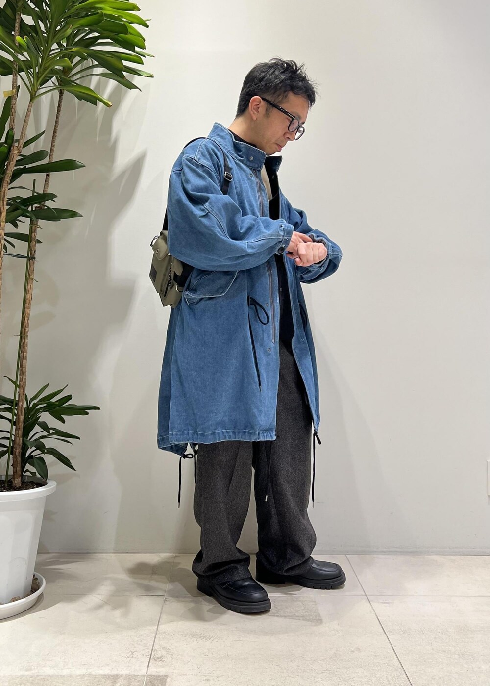 「ADAM ET ROPÉ、HOMME、UNISEX、骨格ストレート、イエベ、カジュアル、大人カジュアル、春コーデ、春ファッション、シャツ、コート、メガネ」｜「ADAM ET ROPE'の【CESSE】スクラップレザーボリュームソールローファー/リサイクルレザー/ユニセックス（ローファー、ブラック系）」を使った、Yuuki Mizさん（メンズ・165cm）の冬コーディネートの3枚目の写真