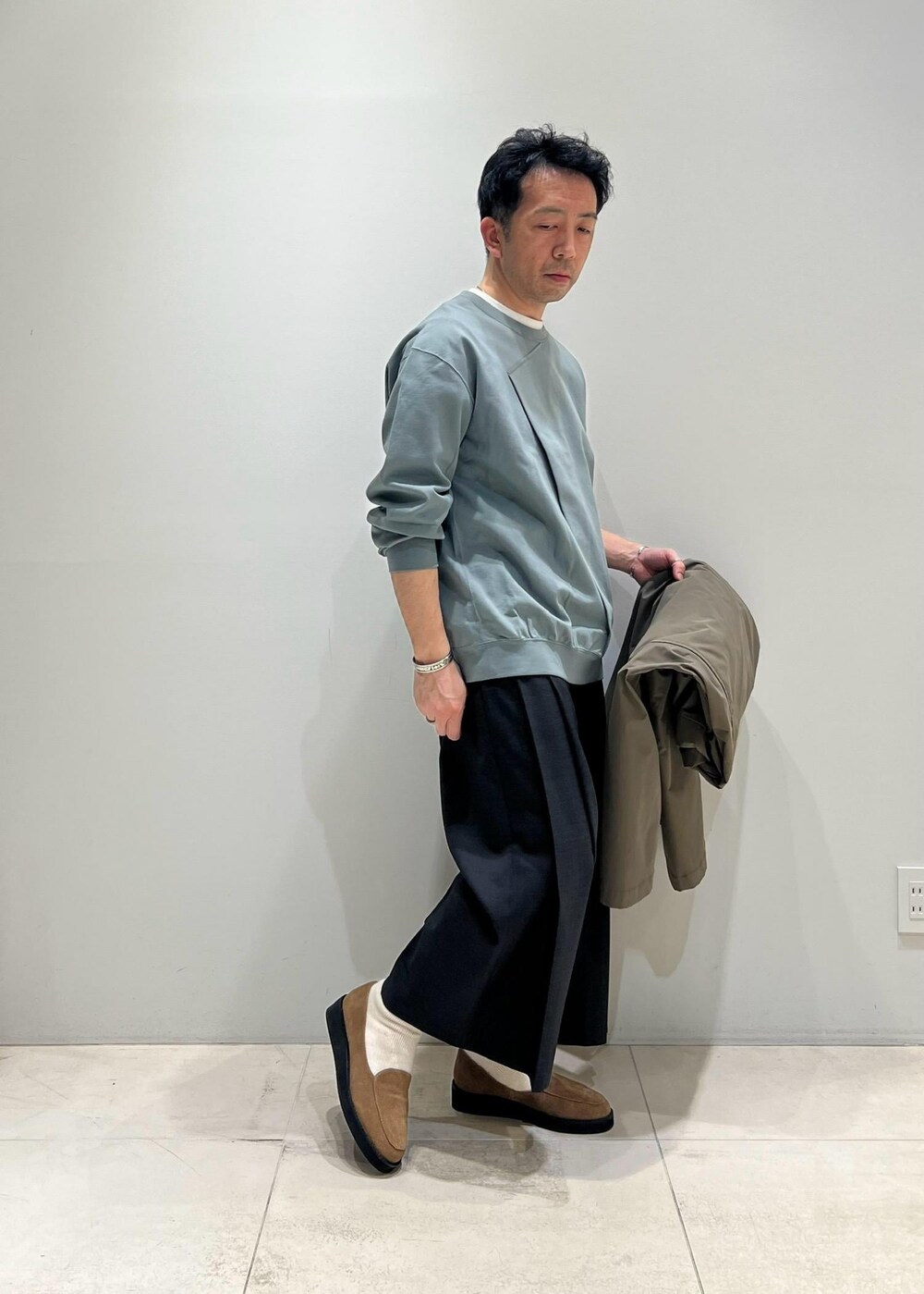 「コート、ADAM ET ROPÉ、HOMME、UNISEX、骨格ストレート、イエベ、きれいめ、きれいめカジュアル、春コーデ、秋コーデ、春ファッション、秋ファッション、アウター」｜「ADAM ET ROPE'の撥水 高密度ウェザー ステンカラー オーバー コート / ロングシーズン着用可能 / ユニセックス（ステンカラーコート、グリーン系）」を使った、Yuuki Mizさん（メンズ・165cm）の春コーディネートの3枚目の写真
