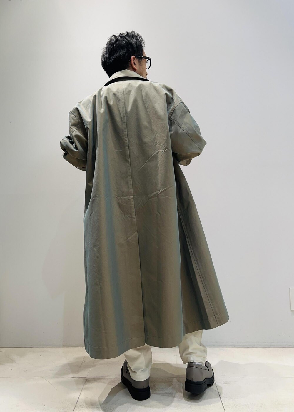「ADAM ET ROPÉ、HOMME、UNISEX、骨格ストレート、イエベ、カジュアル、大人カジュアル、春コーデ、春ファッション、ビビッドカラー、ビッグシルエット、シャツ、コート」｜「ADAM ET ROPE'の【CESSE】スクラップレザーボリュームソールローファー/リサイクルレザー/ユニセックス（ローファー、グレー系）」を使った、Yuuki Mizさん（メンズ・165cm）の春コーディネートの3枚目の写真