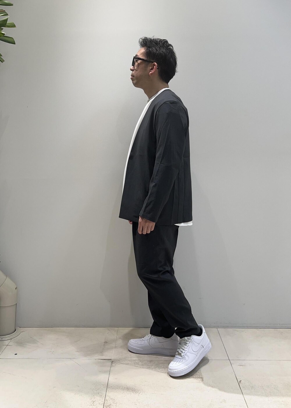 「ADAM ET ROPÉ、HOMME、UNISEX、骨格ストレート、イエベ、きれいめ、きれいめカジュアル、大人カジュアル、セットアップ、セットアイテム、SETアイテム、春コーデ、春ファッション、23SS春の新作、接触冷感」｜「ADAM ET ROPE'のポンチ ドロップショルダー キックバック ロングスリーブTee / 高機能ストレッチ / ロングシーズン着用可能（Tシャツ/カットソー、ホワイト系）」を使った、Yuuki Mizさん（メンズ・165cm）の春コーディネートの6枚目の写真