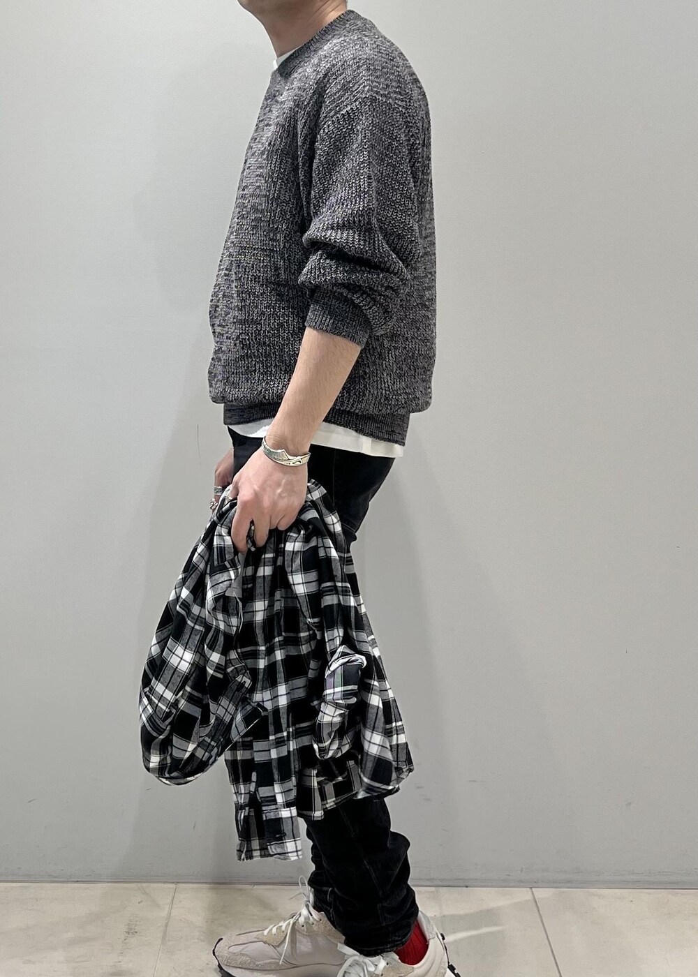 「ADAM ET ROPÉ、HOMME、UNISEX、骨格ストレート、イエベ、春コーデ、夏コーデ、春ファッション、夏ファッション、オーバーサイズ、ビッグシルエット、ニット」｜「ADAM ET ROPE'のコットンリネン メランジ ニット プルオーバー / 3シーズン着用可能（ニット/セーター、ブラック系）」を使った、Yuuki Mizさん（メンズ・165cm）の春コーディネートの9枚目の写真