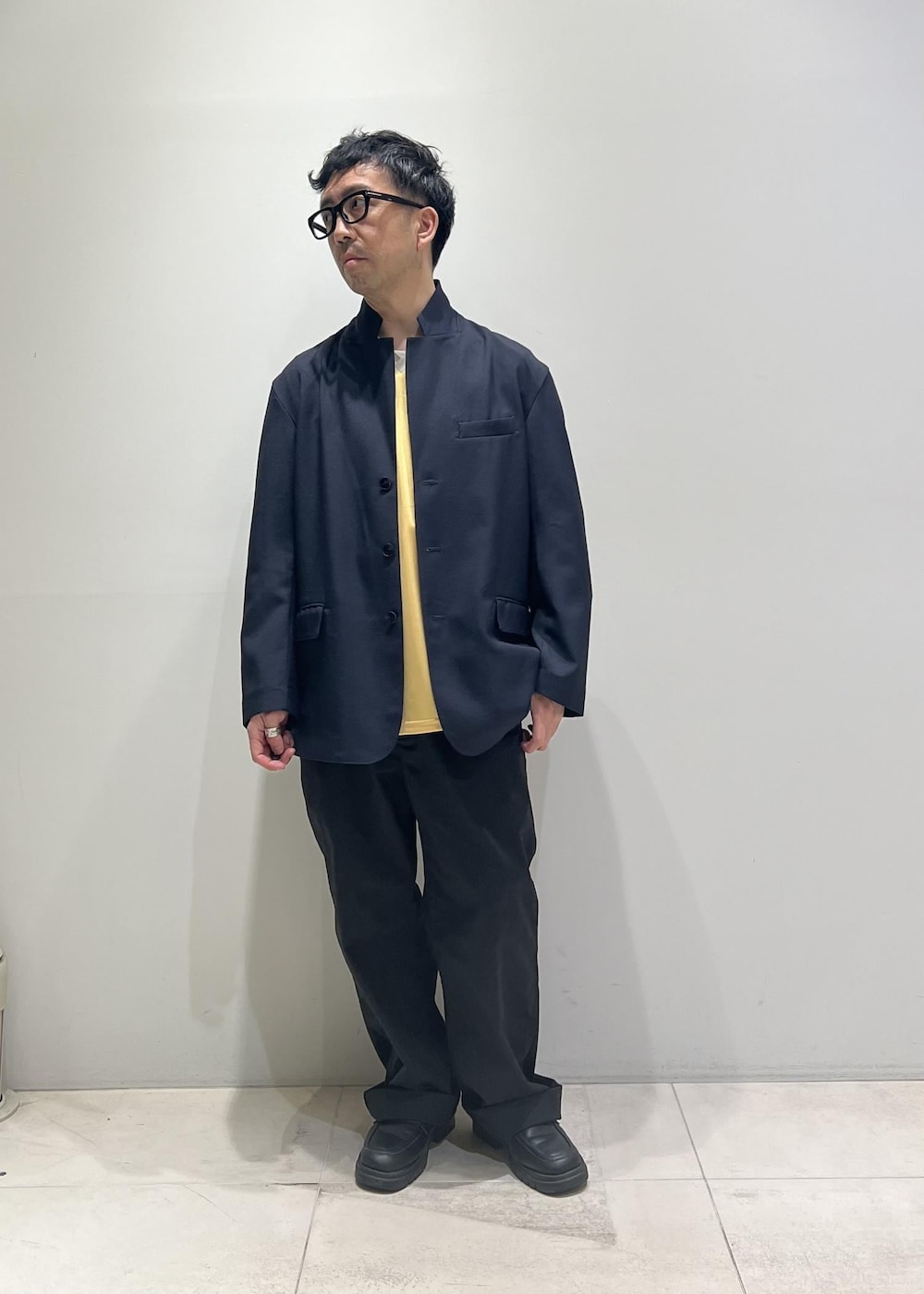 「ADAM ET ROPÉ、HOMME、UNISEX、骨格ストレート、イエベ、きれいめカジュアル、カジュアル、スポーティー、春コーデ、夏コーデ、春ファッション、夏ファッション、接触冷感、吸水速乾、機能素材」｜「ADAM ET ROPE'の【UNIFORM/ユニフォーム】 POLO ロングスリーブ ゲームシャツ / 吸水速乾 / 透湿性 / 通気性 / ユニセックス（Tシャツ/カットソー、ゴールド系）」を使った、Yuuki Mizさん（メンズ・165cm）の春コーディネートの2枚目の写真