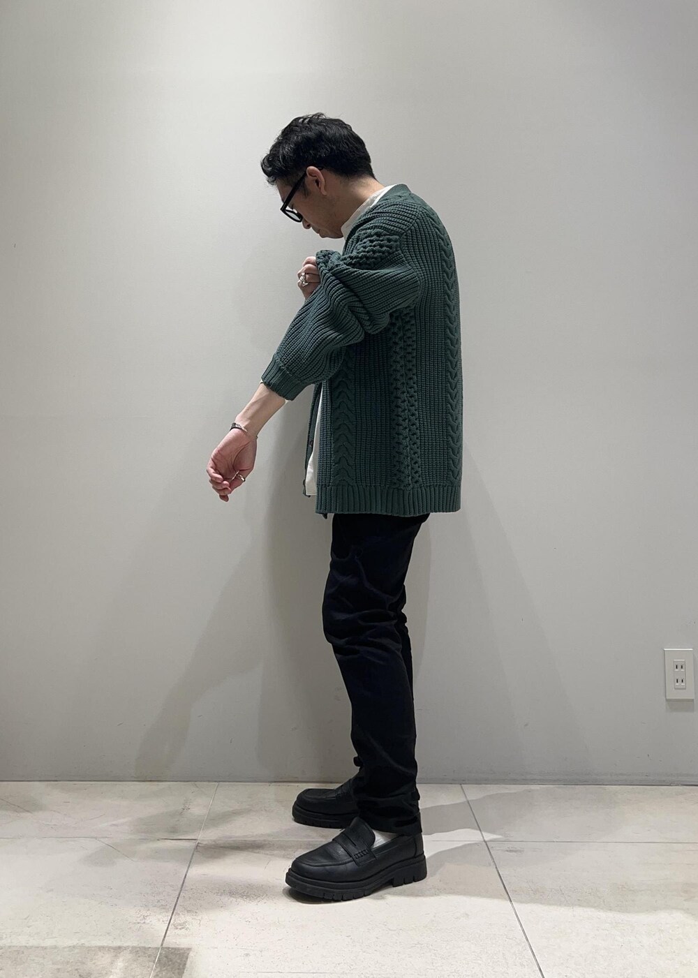 「ADAM ET ROPÉ、HOMME、UNISEX、骨格ストレート、イエベ、カジュアル、大人カジュアル、春コーデ、秋コーデ、春ファッション、秋ファッション、オーバーサイズ、ビッグシルエット、ニット、カーディガン」｜「ADAM ET ROPE'のボリューム ケーブル オーバーサイズ カーディガン / 超軽量 / ユニセックス（カーディガン/ボレロ、グリーン系）」を使った、Yuuki Mizさん（メンズ・165cm）の春コーディネートの5枚目の写真
