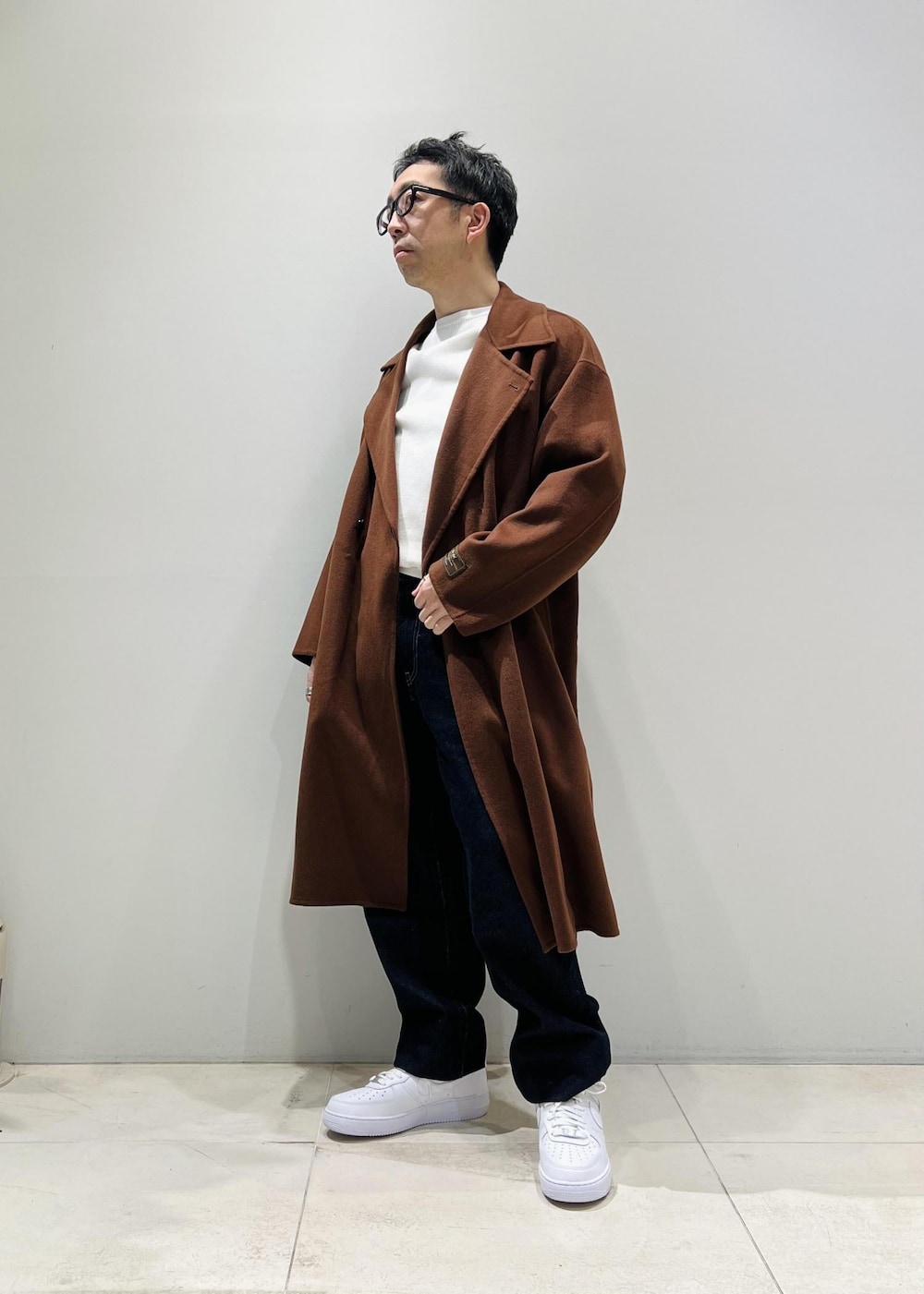 「ADAM ET ROPÉ、HOMME、UNISEX、骨格ストレート、イエベ、きれいめカジュアル、カジュアル、秋コーデ、冬コーデ、秋ファッション、冬ファッション、アウター、コート、デニムパンツ、メガネ」｜「Levi'sの【Levi's(R) for BIOTOP】568 STAY LOOSE / UNISEX（デニムパンツ、ブルー系）」を使った、Yuuki Mizさん（メンズ・165cm）の冬コーディネートの5枚目の写真