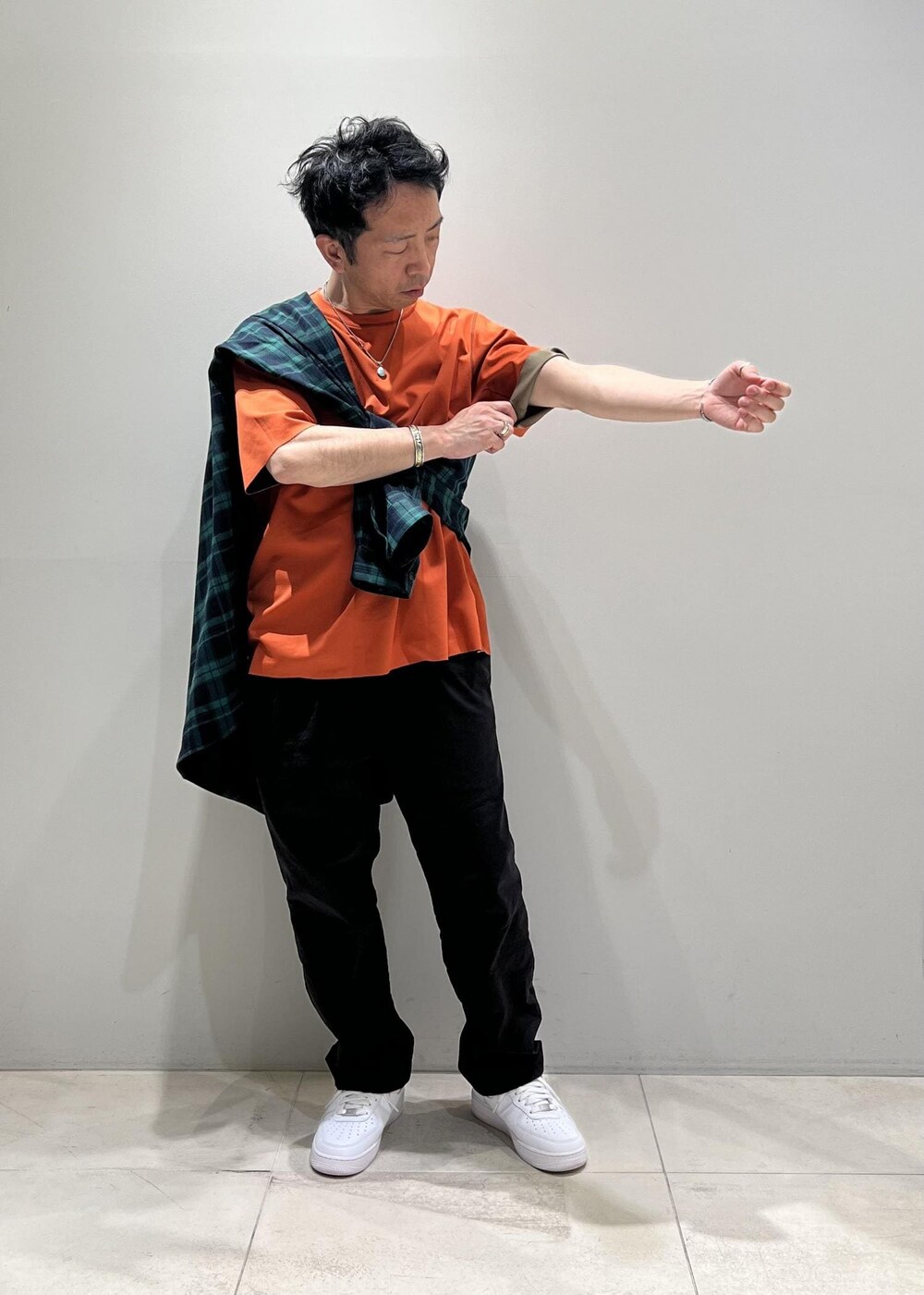 「リバーシブル、ADAM ET ROPÉ、HOMME、UNISEX、骨格ストレート、イエベ、カジュアル、春コーデ、夏コーデ、春ファッション、夏ファッション、ビタミンカラー、Tシャツ、シャツ、チェック」｜「ADAM ET ROPE'のハイゲージ シャンブレー リバーシブル Tシャツ（Tシャツ/カットソー、ベージュ系）」を使った、Yuuki Mizさん（メンズ・165cm）の春コーディネートの2枚目の写真