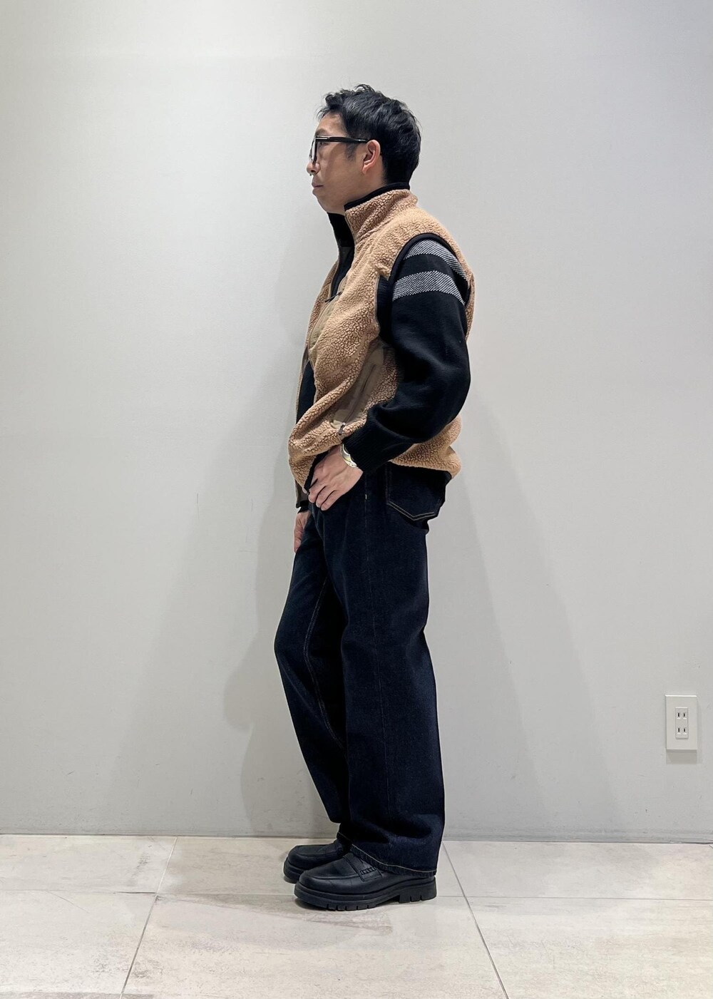 「ADAM ET ROPÉ、HOMME、UNISEX、骨格ストレート、イエベ、カジュアル、大人カジュアル、春コーデ、秋コーデ、春ファッション、秋ファッション、ベスト、デニムパンツ」|「ADAM ET ROPE'の【コットンUSA】デニム センタークリース スラックス/サステナブル/セットアップ対応(デニムパンツ、ブルー系)」を使った、Yuuki Mizさん(メンズ・165cm)の冬コーディネートの2枚目の写真