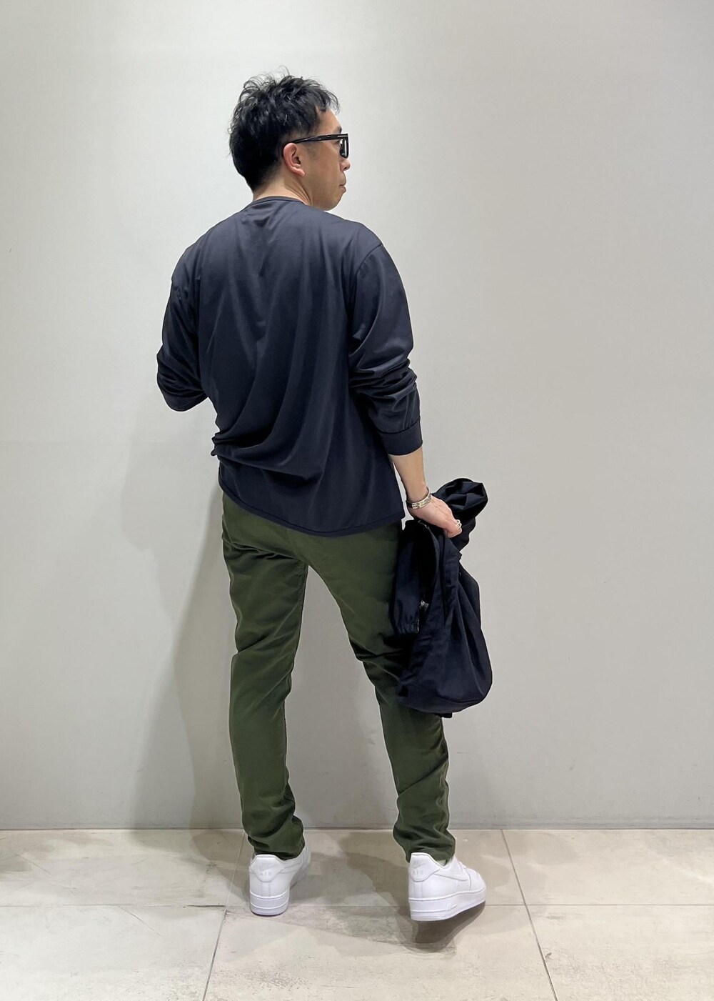 「ADAM ET ROPÉ、HOMME、UNISEX、骨格ストレート、イエベ、スポーティー、春コーデ、秋コーデ、春ファッション、秋ファッション、アウター、ブルゾン」｜「ADAM ET ROPE'の【NIKKE/ニッケ】撥水タフタ オーバーサイズ フーディ ブルゾン（ブルゾン、ブルー系）」を使った、Yuuki Mizさん（メンズ・165cm）の春コーディネートの9枚目の写真