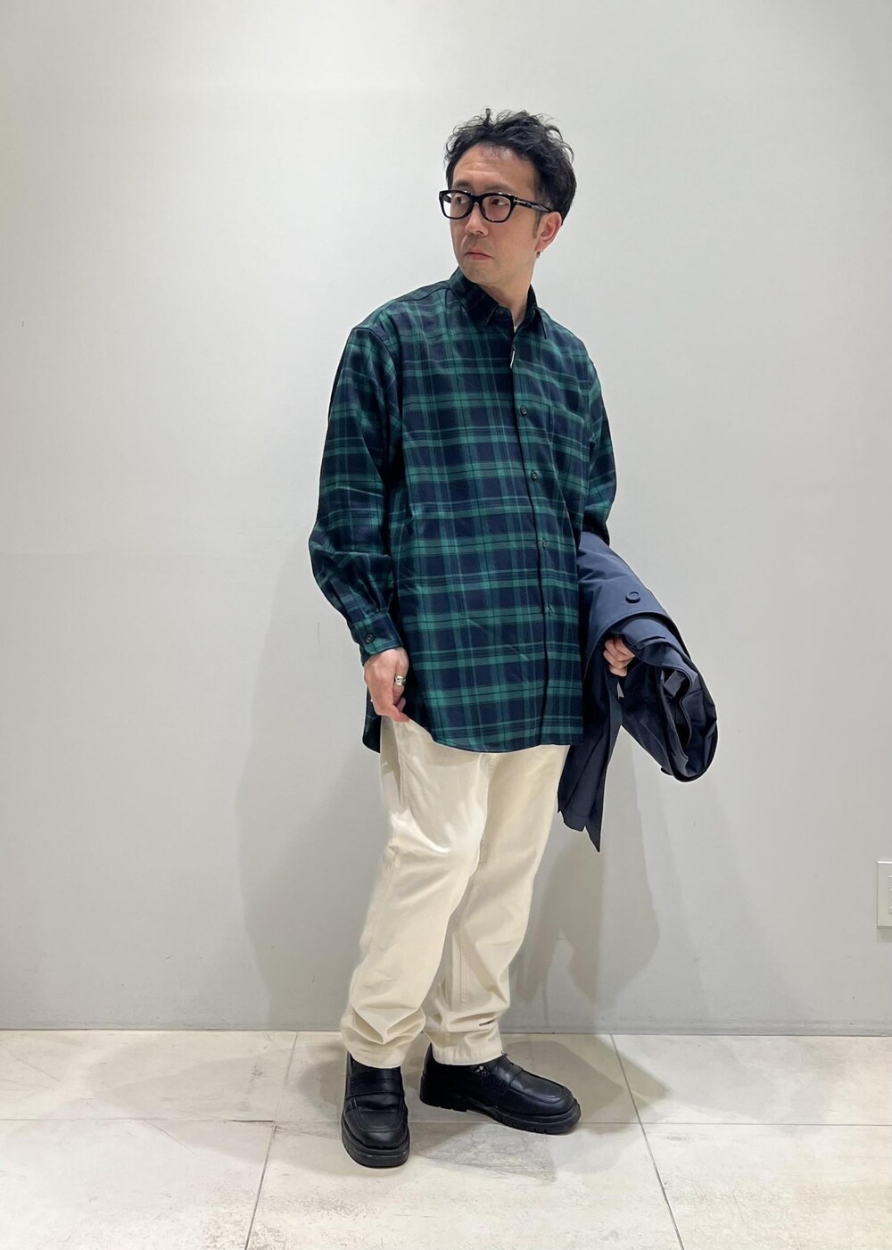 「ADAM ET ROPÉ、HOMME、UNISEX、骨格ストレート、イエベ、春コーデ、春ファッション、シャツ、アウター、コート」｜「Gramicciの【別注】《WEB限定 GRAMICCI / グラミチ》NN PANTS / GARMENT DYE TIGHT FIT（その他パンツ、ホワイト系）」を使った、Yuuki Mizさん（メンズ・165cm）の春コーディネートの9枚目の写真