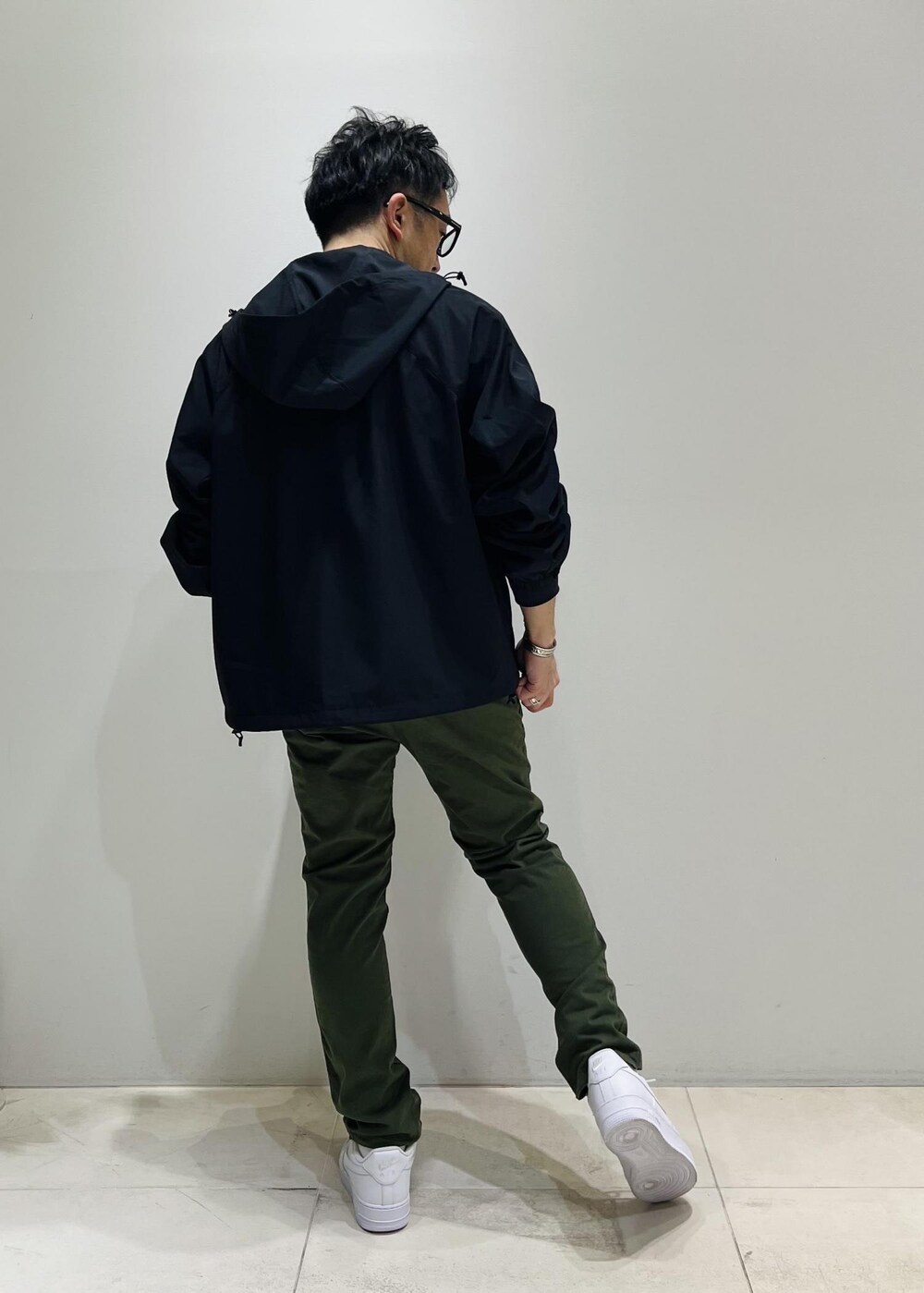 「ADAM ET ROPÉ、HOMME、UNISEX、骨格ストレート、イエベ、スポーティー、春コーデ、秋コーデ、春ファッション、秋ファッション、アウター、ブルゾン」｜「ADAM ET ROPE'の【NIKKE/ニッケ】撥水タフタ オーバーサイズ フーディ ブルゾン（ブルゾン、ブルー系）」を使った、Yuuki Mizさん（メンズ・165cm）の春コーディネートの4枚目の写真