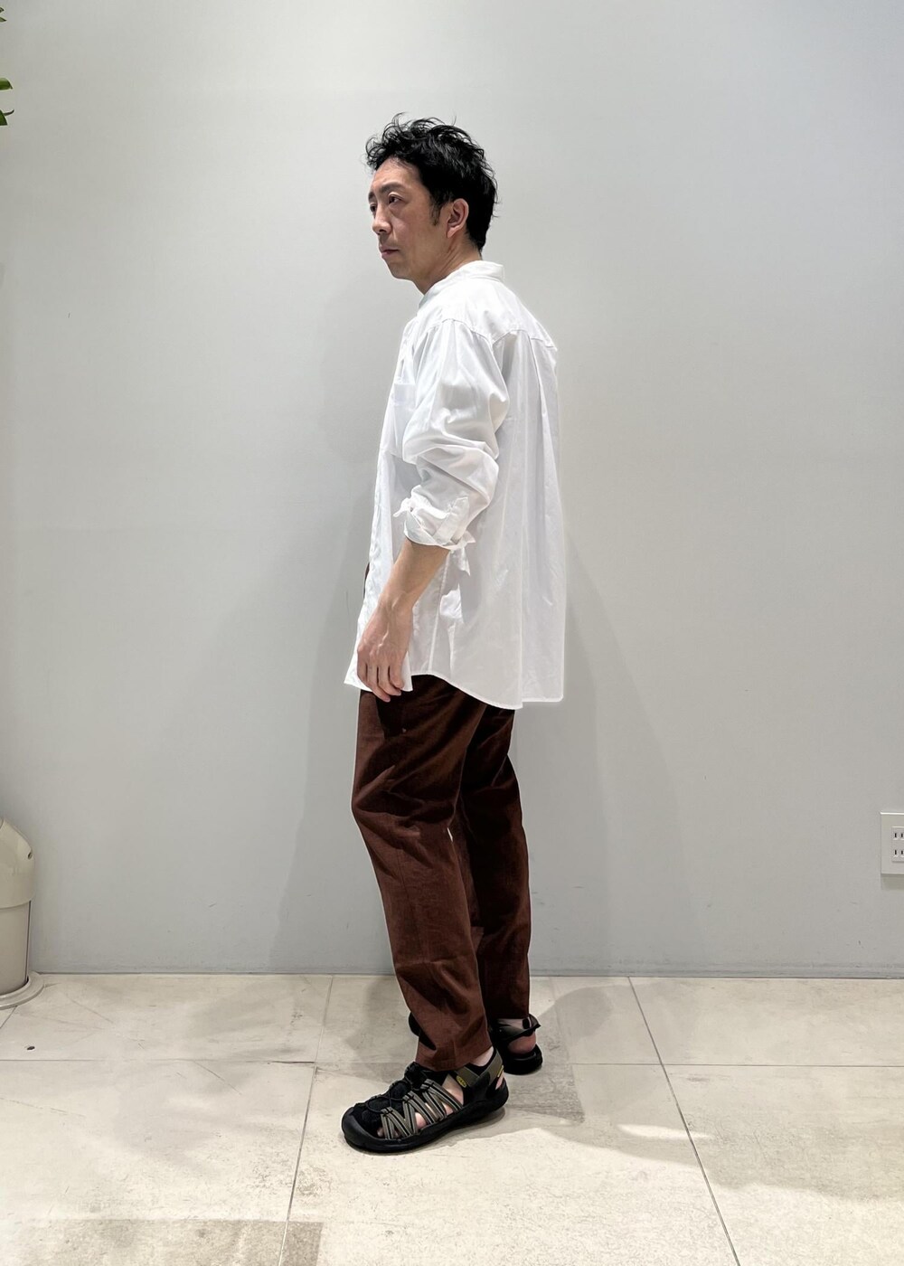 「ADAM ET ROPÉ、HOMME、UNISEX、サステナブル、骨格ストレート、イエベ、セットアップ、セットアイテム、春、夏、春コーデ、夏コーデ、春ファッション、夏ファッション、接触冷感」｜「ADAM ET ROPE'の【洗えるセットアップ】RIRANCHA Tシャツ & イージーパンツ / 防シワ性 / ユニセックス（セットアップ、ブラウン系）」を使った、Yuuki Mizさん（メンズ・165cm）の春コーディネートの7枚目の写真