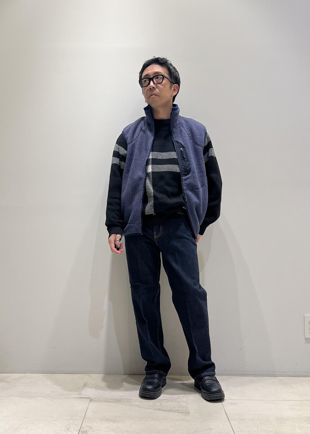 「ADAM ET ROPÉ、HOMME、UNISEX、骨格ストレート、イエベ、カジュアル、大人カジュアル、春コーデ、秋コーデ、春ファッション、秋ファッション、ベスト、デニムパンツ」|「ADAM ET ROPE'の【コットンUSA】デニム センタークリース スラックス/サステナブル/セットアップ対応(デニムパンツ、ブルー系)」を使った、Yuuki Mizさん(メンズ・165cm)の冬コーディネートの5枚目の写真
