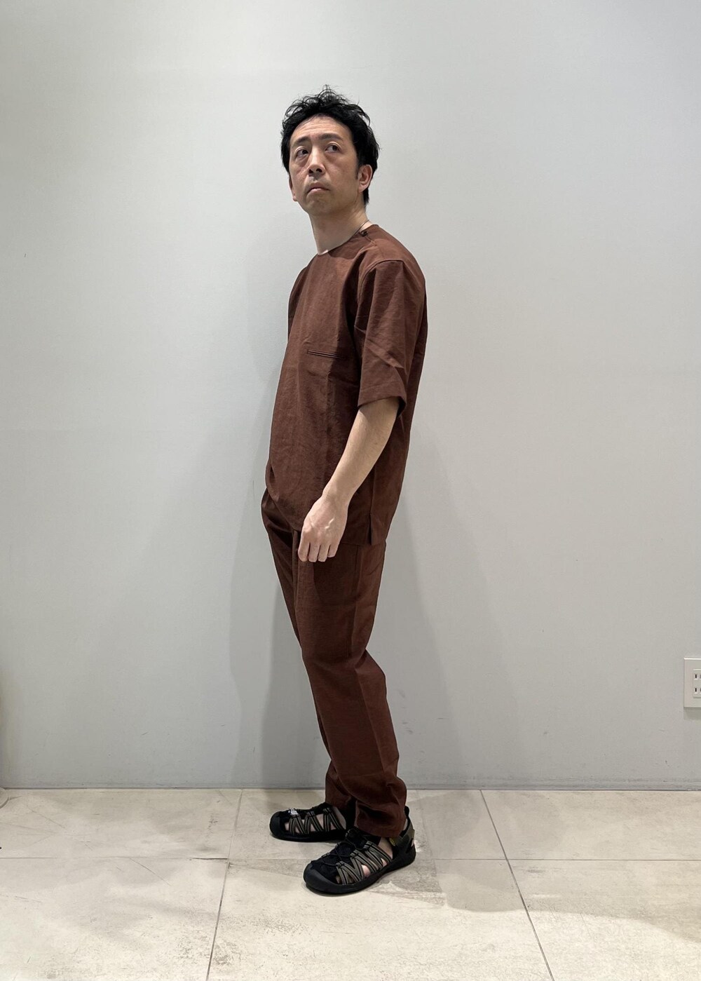 「ADAM ET ROPÉ、HOMME、UNISEX、サステナブル、骨格ストレート、イエベ、セットアップ、セットアイテム、春、夏、春コーデ、夏コーデ、春ファッション、夏ファッション、接触冷感」｜「ADAM ET ROPE'の【洗えるセットアップ】RIRANCHA Tシャツ & イージーパンツ / 防シワ性 / ユニセックス（セットアップ、ブラウン系）」を使った、Yuuki Mizさん（メンズ・165cm）の春コーディネートの5枚目の写真