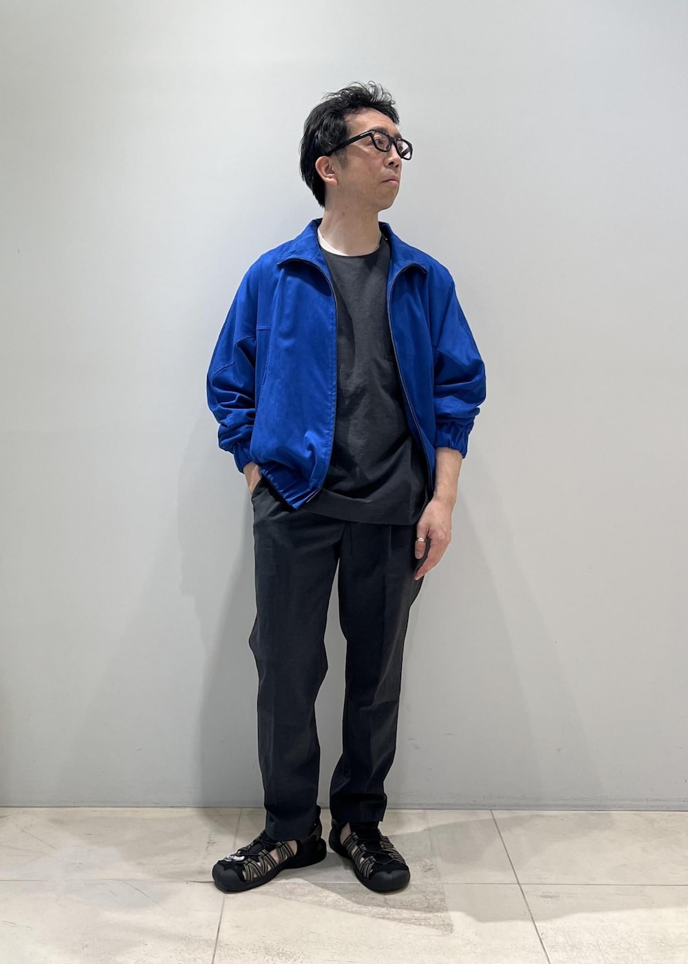 「ADAM ET ROPÉ、HOMME、UNISEX、サステナブル、骨格ストレート、イエベ、きれいめカジュアル、大人カジュアル、セットアップ、セットアイテム、春コーデ、夏コーデ、春ファッション、夏ファッション、接触冷感」｜「ADAM ET ROPE'の《今だけのSPECIAL PRICE!!》【洗えるセットアップ】RIRANCHA Tシャツ & イージーパンツ /吸水速乾 / 接触冷感 / ユニセックス（セットアップ、グリーン系）」を使った、Yuuki Mizさん（メンズ・165cm）の春コーディネートの6枚目の写真