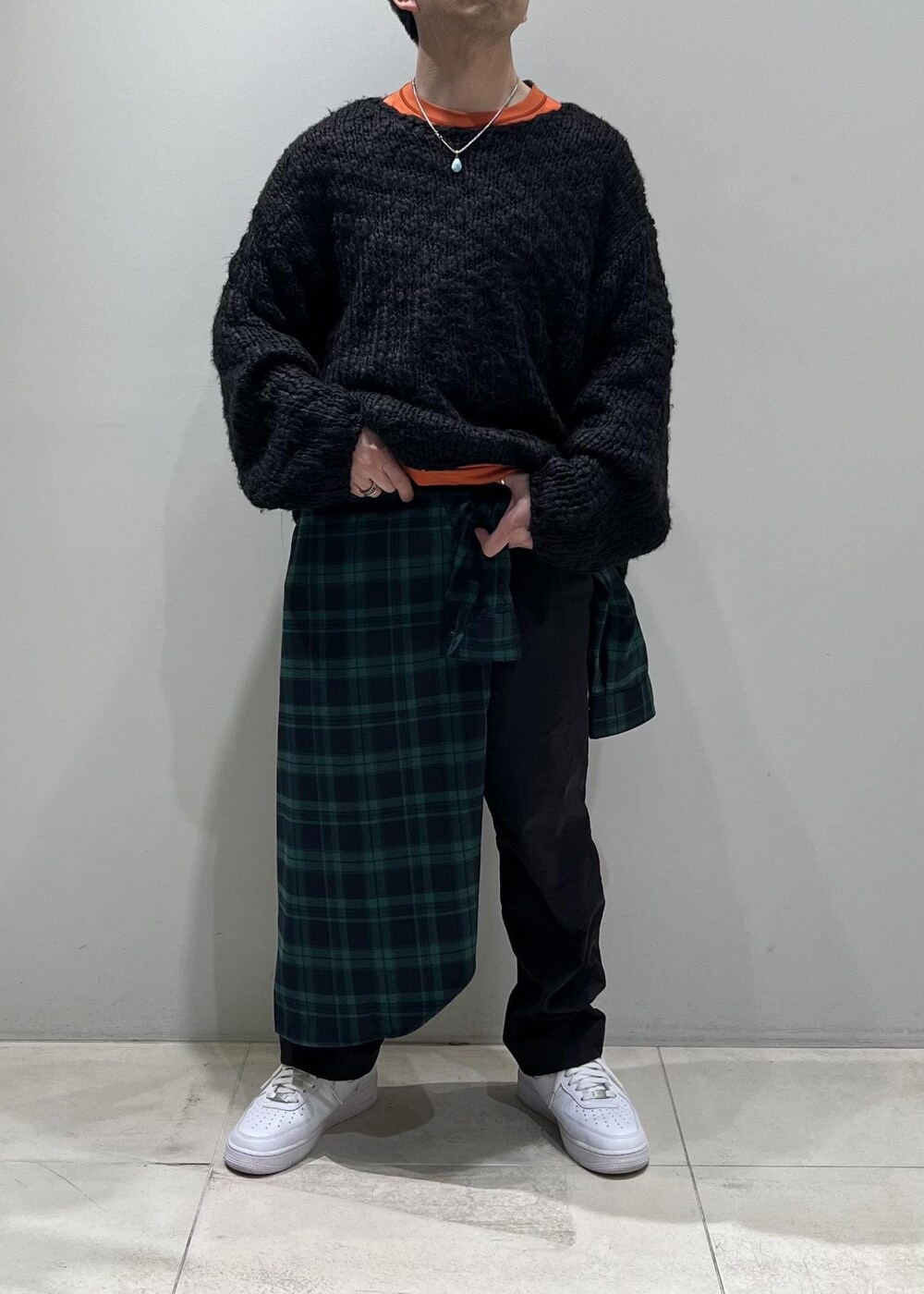 「ADAM ET ROPÉ、HOMME、UNISEX、骨格ストレート、イエベ、カジュアル、大人カジュアル、春コーデ、春ファッション、Tシャツ、シャツ、ニット、チェック」｜「ADAM ET ROPE'のハイゲージ シャンブレー リバーシブル Tシャツ（Tシャツ/カットソー、ベージュ系）」を使った、Yuuki Mizさん（メンズ・165cm）の春コーディネートの3枚目の写真
