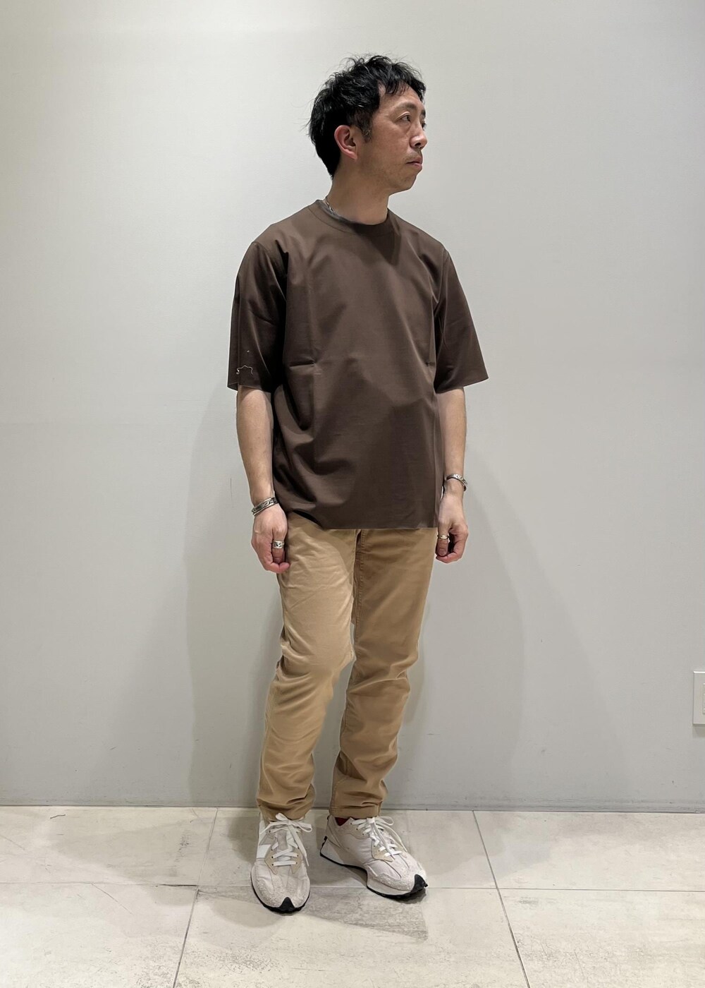「リバーシブル、ADAM ET ROPÉ、HOMME、UNISEX、骨格ストレート、イエベ、きれいめカジュアル、カジュアル、春コーデ、夏コーデ、春ファッション、夏ファッション、洗える、ウォッシャブル、Tシャツ」｜「GramicciのWEB限定【GRAMICCI】22AW別注 NN PANTS/GARMENT DYE TIGHT FIT（その他パンツ、ベージュ系）」を使った、Yuuki Mizさん（メンズ・165cm）の春コーディネートの5枚目の写真