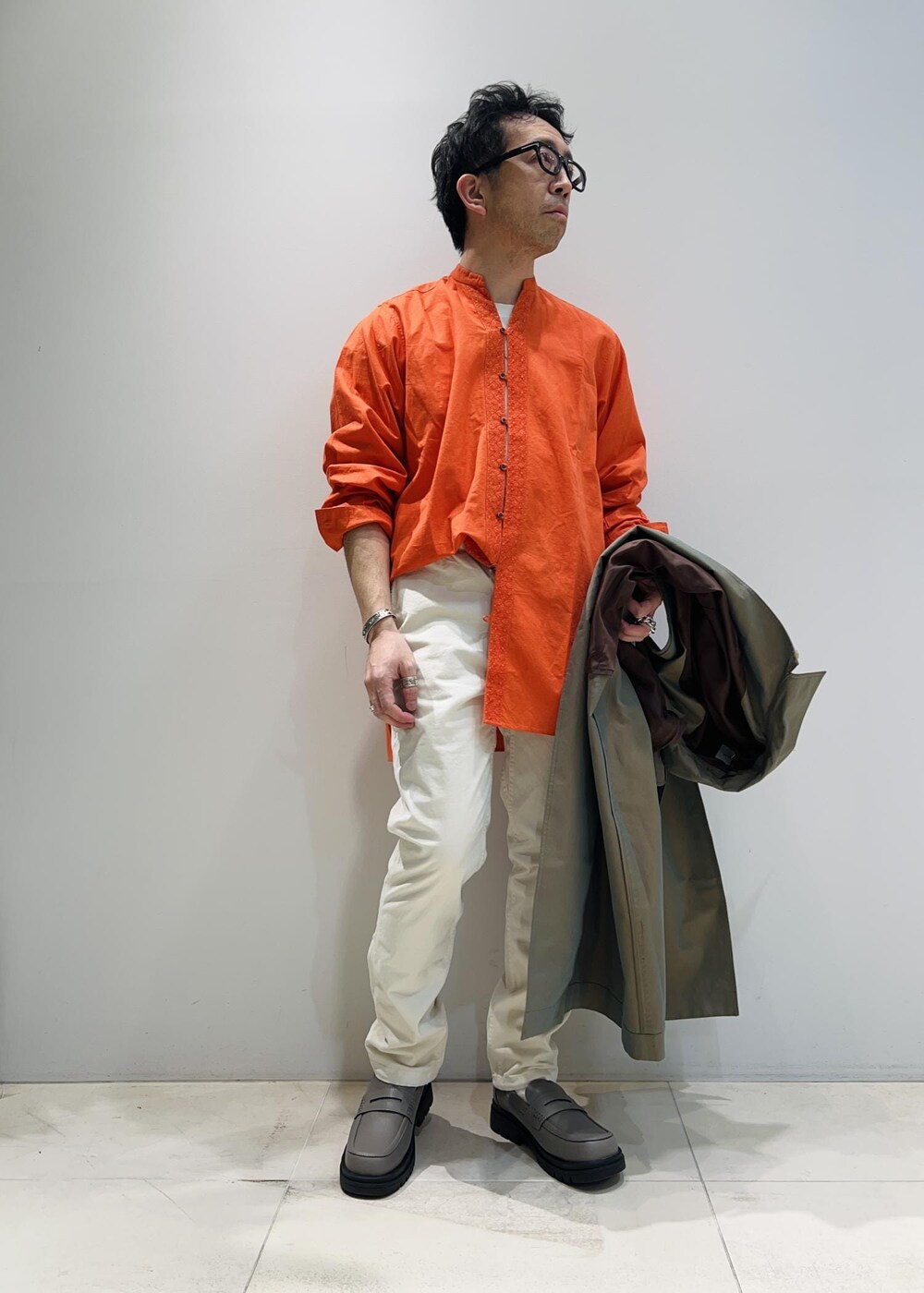 「インド綿、ADAM ET ROPÉ、HOMME、UNISEX、骨格ストレート、イエベ、春コーデ、春ファッション、ビビッドカラー、シャツ、コート」｜「NE QUITTEZ PAS!の【別注】《ne Quittez pas / ヌキテパ》OVER SIZE Caftan SHIRT（シャツ/ブラウス、オレンジ系）」を使った、Yuuki Mizさん（メンズ・165cm）の春コーディネートの3枚目の写真