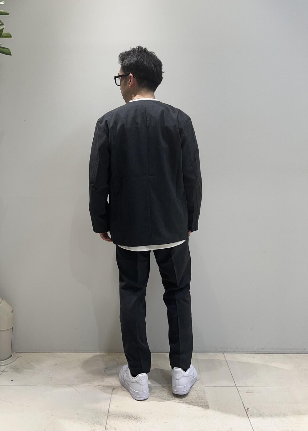 「ADAM ET ROPÉ、HOMME、UNISEX、骨格ストレート、イエベ、きれいめ、きれいめカジュアル、大人カジュアル、セットアップ、セットアイテム、SETアイテム、春コーデ、春ファッション、23SS春の新作、接触冷感」｜「ADAM ET ROPE'のポンチ ドロップショルダー キックバック ロングスリーブTee / 高機能ストレッチ / ロングシーズン着用可能（Tシャツ/カットソー、ホワイト系）」を使った、Yuuki Mizさん（メンズ・165cm）の春コーディネートの7枚目の写真