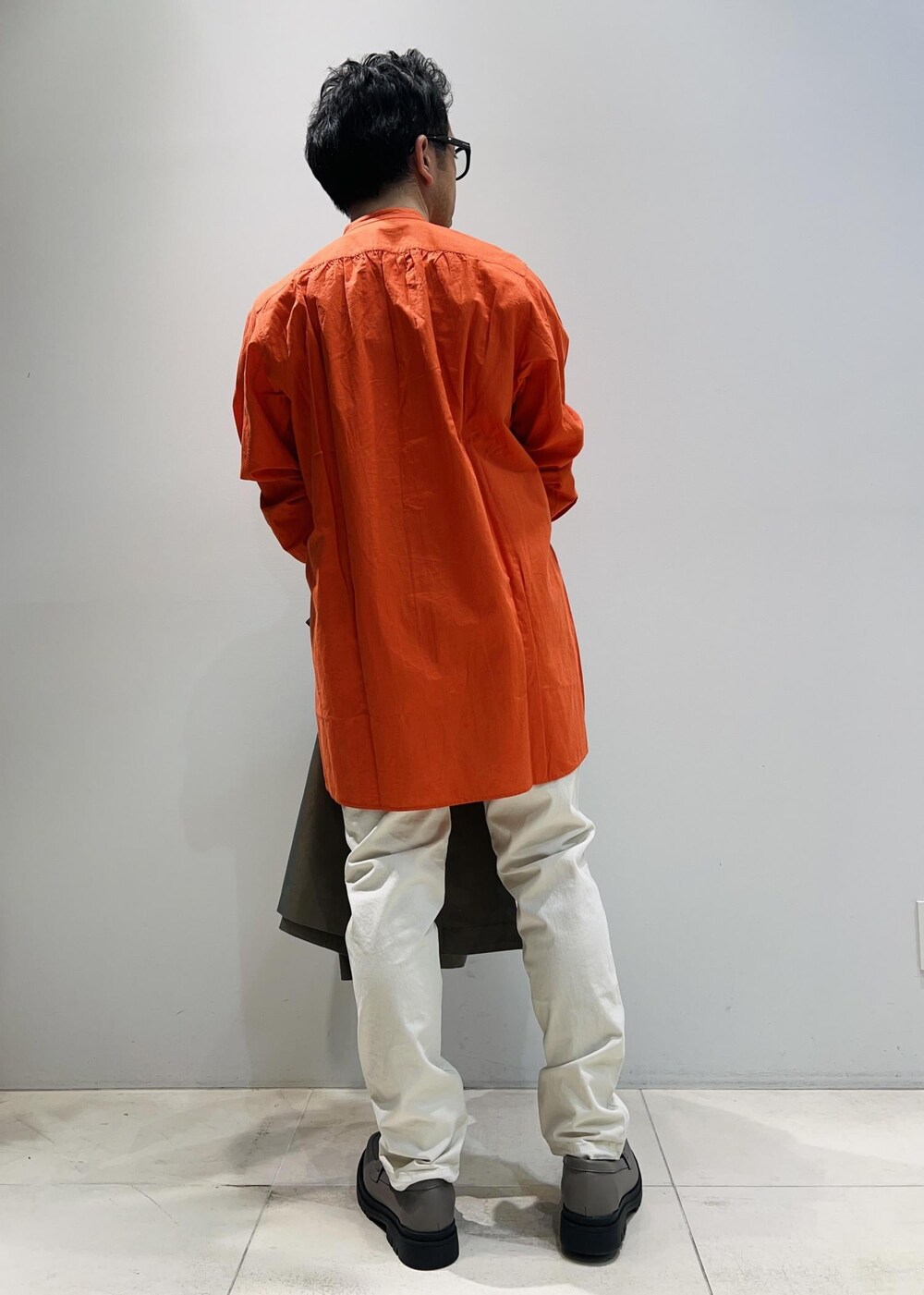「インド綿、ADAM ET ROPÉ、HOMME、UNISEX、骨格ストレート、イエベ、春コーデ、春ファッション、ビビッドカラー、シャツ、コート」｜「NE QUITTEZ PAS!の【別注】《ne Quittez pas / ヌキテパ》OVER SIZE Caftan SHIRT（シャツ/ブラウス、オレンジ系）」を使った、Yuuki Mizさん（メンズ・165cm）の春コーディネートの4枚目の写真