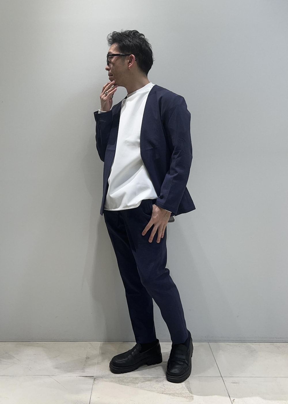 「ADAM ET ROPÉ、HOMME、UNISEX、骨格ストレート、イエベ、きれいめ、きれいめカジュアル、セットアップ、セットアイテム、SETアイテム、春コーデ、春ファッション、23SS春の新作、接触冷感、吸水速乾」｜「ADAM ET ROPE'のポンチ ドロップショルダー キックバック ロングスリーブTee / 高機能ストレッチ / ロングシーズン着用可能（Tシャツ/カットソー、ホワイト系）」を使った、Yuuki Mizさん（メンズ・165cm）の春コーディネートの4枚目の写真