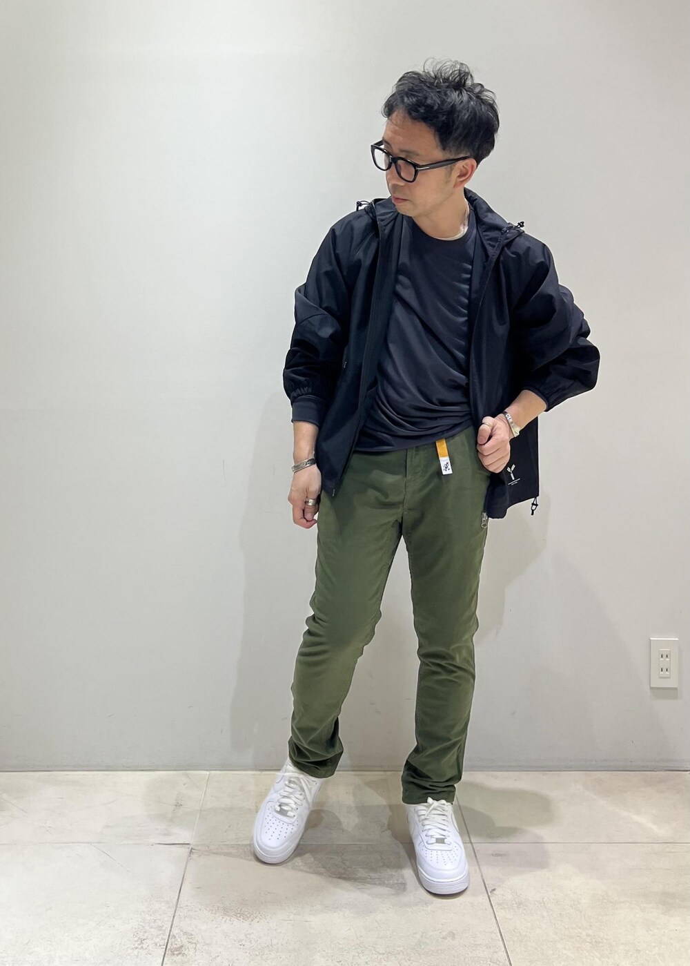 「ADAM ET ROPÉ、HOMME、UNISEX、骨格ストレート、イエベ、スポーティー、春コーデ、秋コーデ、春ファッション、秋ファッション、アウター、ブルゾン」｜「ADAM ET ROPE'の【NIKKE/ニッケ】撥水タフタ オーバーサイズ フーディ ブルゾン（ブルゾン、ブルー系）」を使った、Yuuki Mizさん（メンズ・165cm）の春コーディネートの3枚目の写真