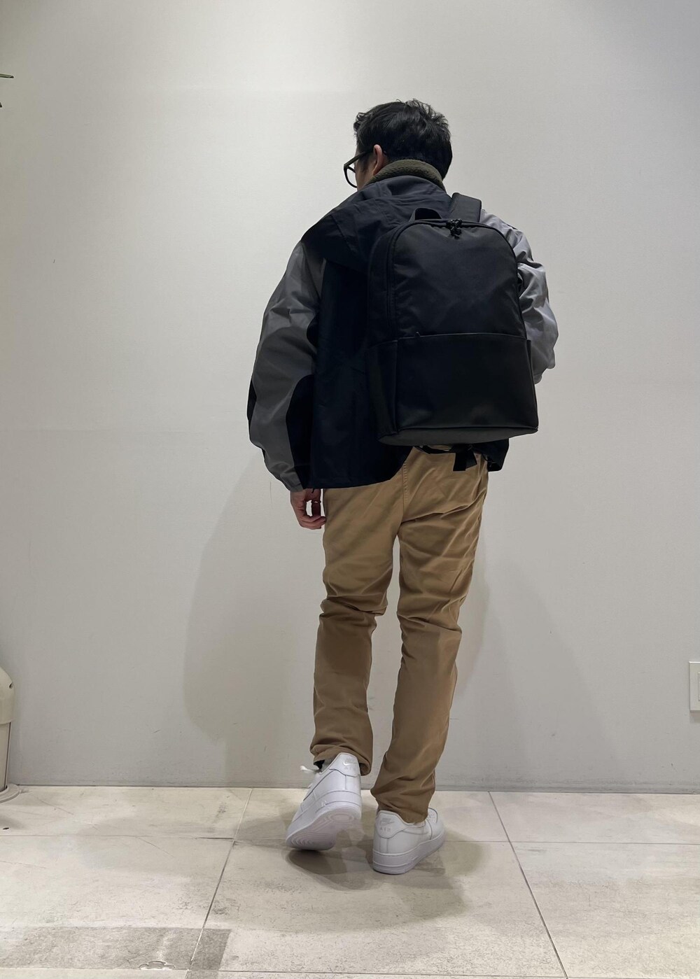 「ADAM ET ROPÉ、HOMME、UNISEX、骨格ストレート、イエベ、春コーデ、秋コーデ、春ファッション、秋ファッション、パーカー、ジャケット、メガネ」｜「GramicciのWEB限定【GRAMICCI】22AW別注 NN PANTS/GARMENT DYE TIGHT FIT（その他パンツ、ベージュ系）」を使った、Yuuki Mizさん（メンズ・165cm）の冬コーディネートの6枚目の写真