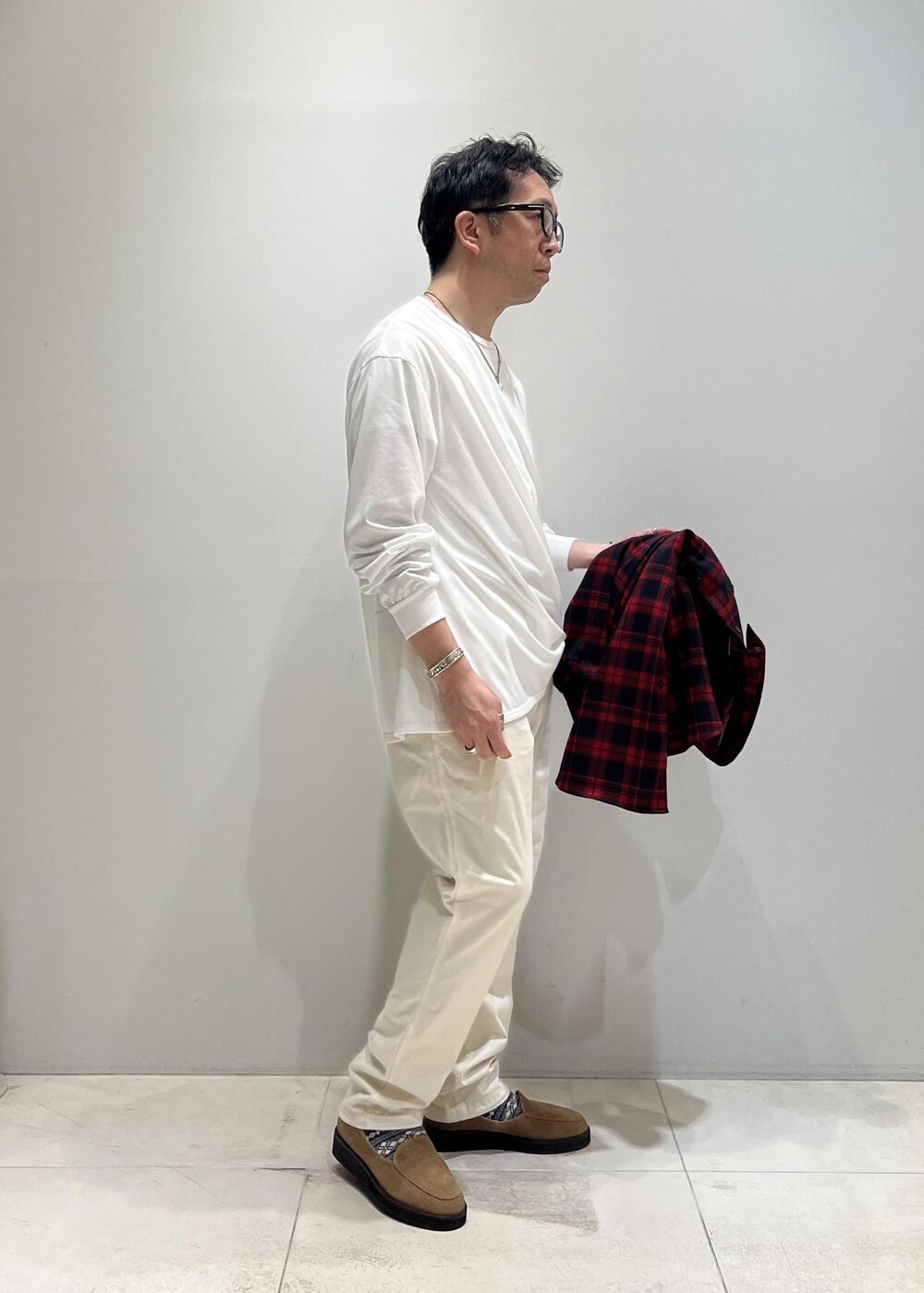 「チェックシャツ、オールホワイト、ADAM ET ROPÉ、HOMME、UNISEX、骨格ストレート、イエベ、きれいめカジュアル、大人カジュアル、春、春コーデ、春ファッション、オーバーサイズ、ビッグシルエット、シャツ」｜「Gramicciの【別注】《WEB限定 GRAMICCI / グラミチ》NN PANTS / GARMENT DYE TIGHT FIT（その他パンツ、ホワイト系）」を使った、Yuuki Mizさん（メンズ・165cm）の春コーディネートの2枚目の写真