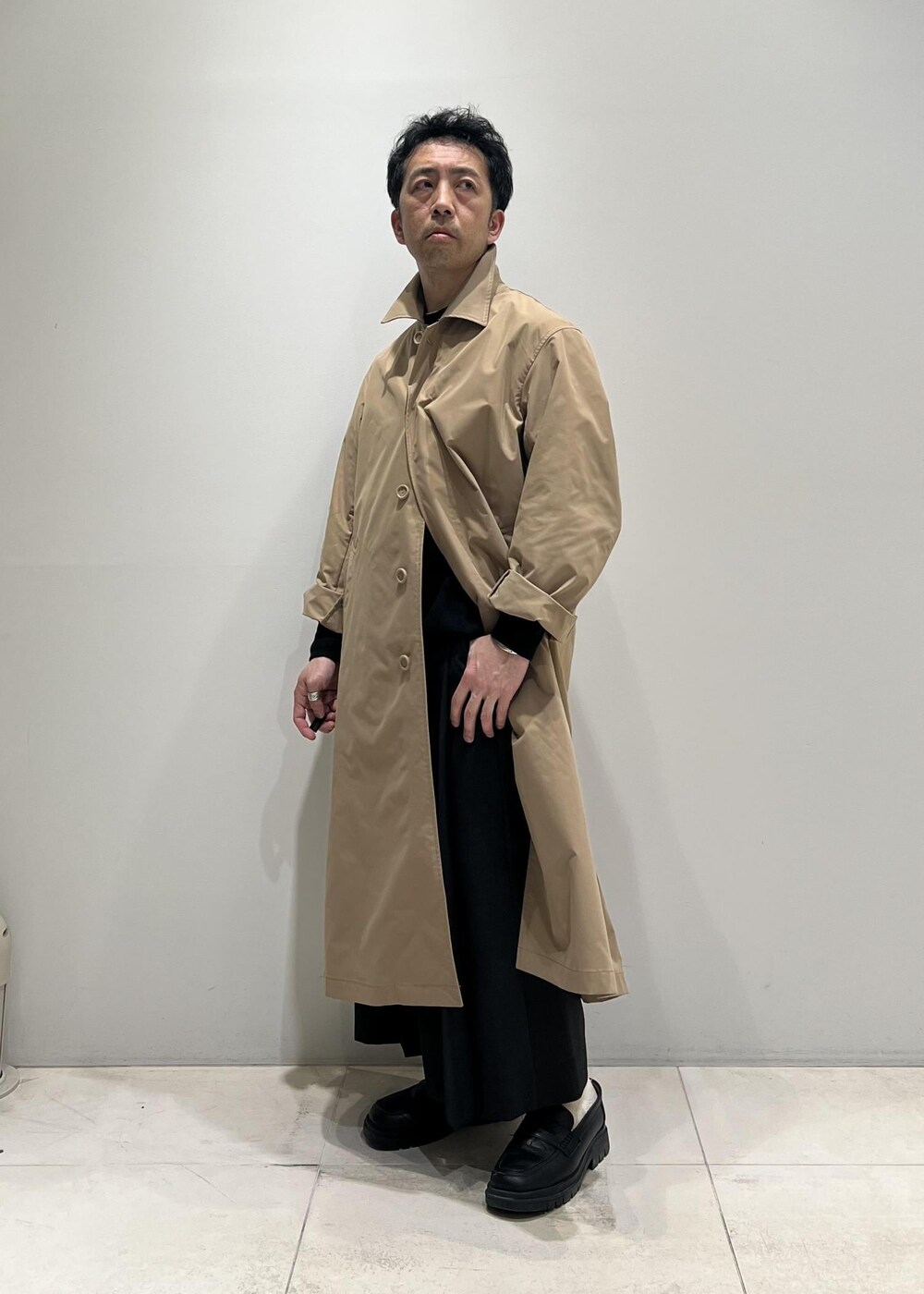 「24SS春の新作、ADAM ET ROPÉ、HOMME、UNISEX、骨格ストレート、イエベ、きれいめ、きれいめカジュアル、大人カジュアル、春、秋、冬、春コーデ、秋コーデ、冬コーデ」｜「ADAM ET ROPE'の撥水 高密度ウェザー ステンカラー オーバー コート / ロングシーズン着用可能 / ユニセックス（ステンカラーコート、イエロー系）」を使った、Yuuki Mizさん（メンズ・165cm）の春コーディネートの10枚目の写真