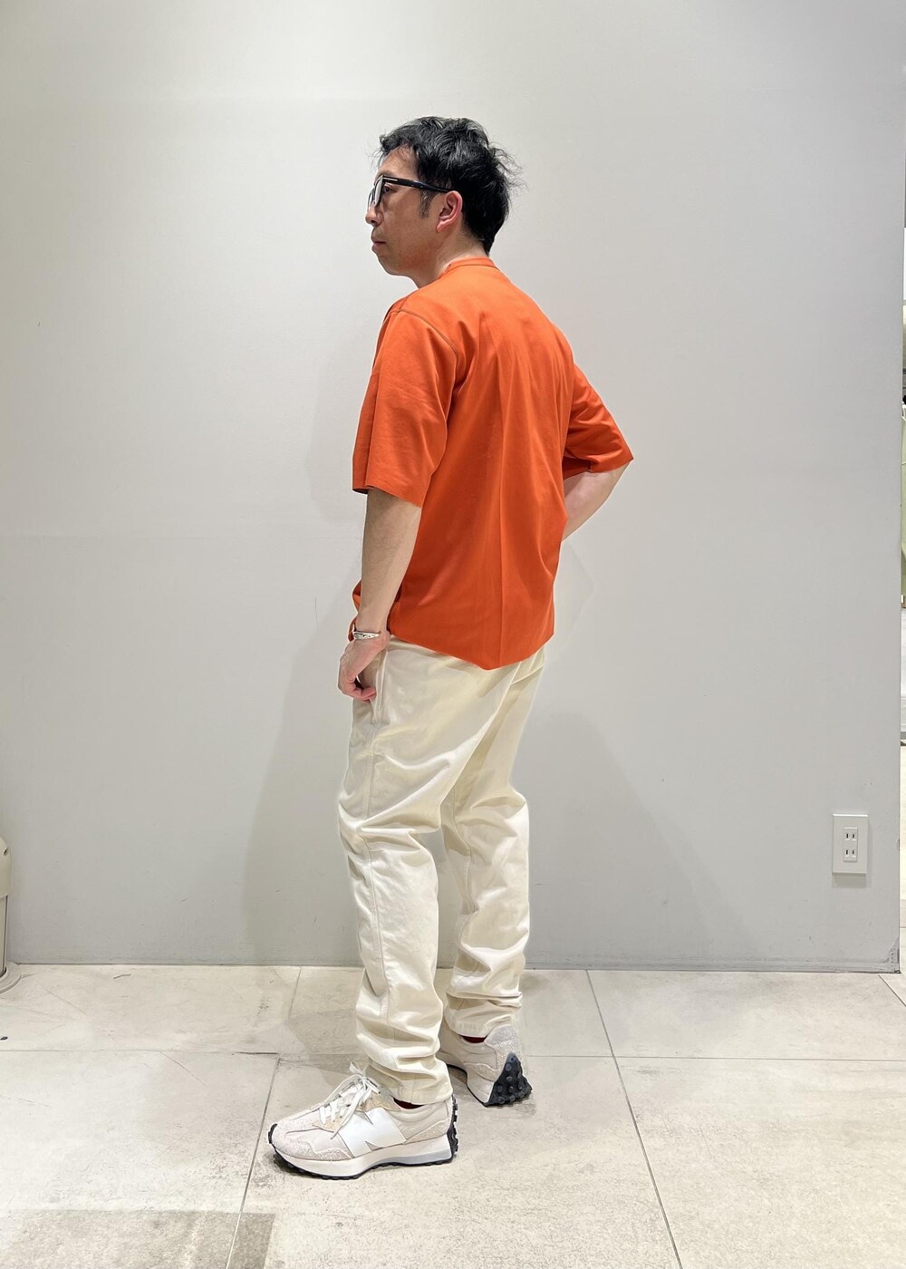 「ADAM ET ROPÉ、HOMME、UNISEX、骨格ストレート、イエベ、春コーデ、夏コーデ、春ファッション、夏ファッション、ビタミンカラー、Tシャツ、ニット」｜「ADAM ET ROPE'のハイゲージ シャンブレー リバーシブル Tシャツ（Tシャツ/カットソー、ベージュ系）」を使った、Yuuki Mizさん（メンズ・165cm）の春コーディネートの6枚目の写真